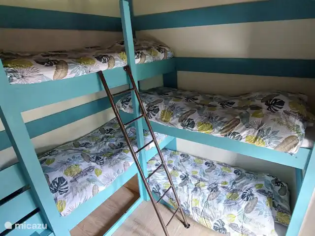 Moulin Fouché - Le Pigeonnier | France, Côte-d'Or, Arnay-le-Duc - gîte / cottage Chambre d'enfants avec quatre lits superposés dans le pigeonnier