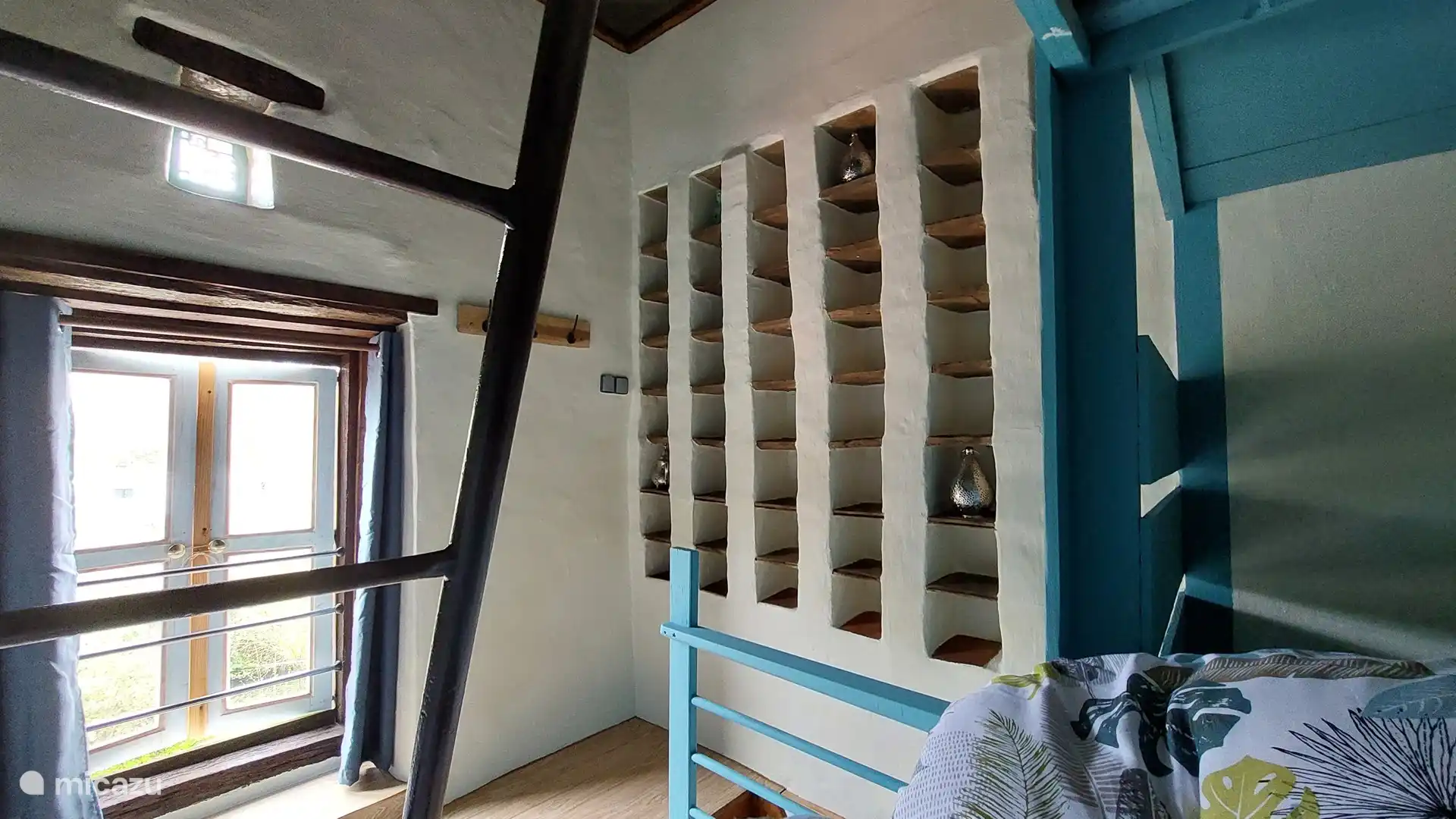 Kinderzimmer mit vier gestapelten Betten