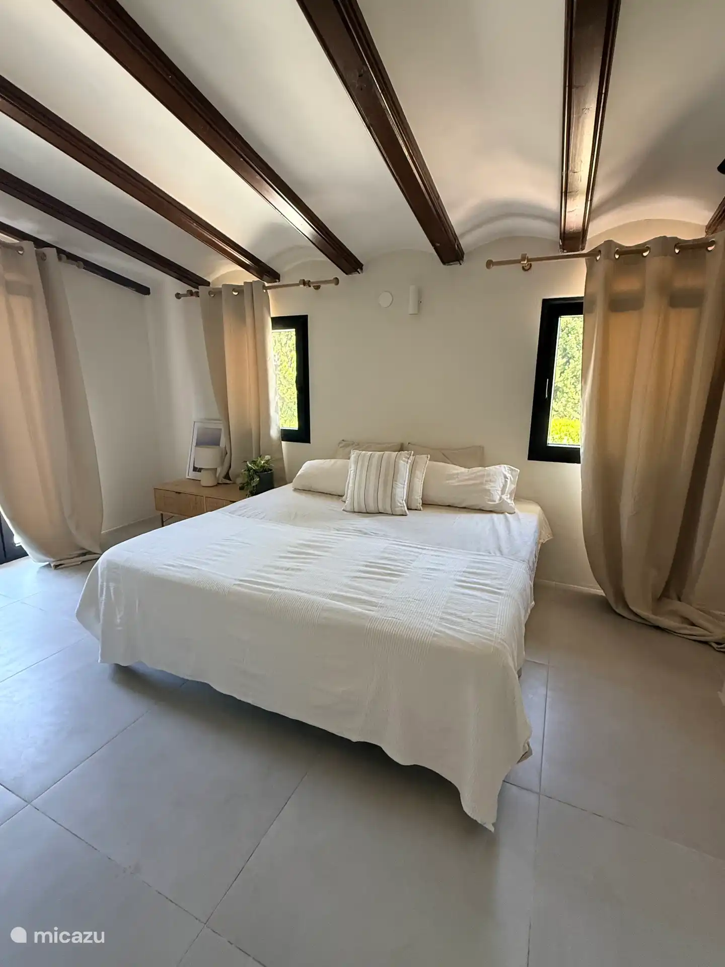 Nieuw gerenoveerde slaapkamer op de begane grond met een eigen badkamer.