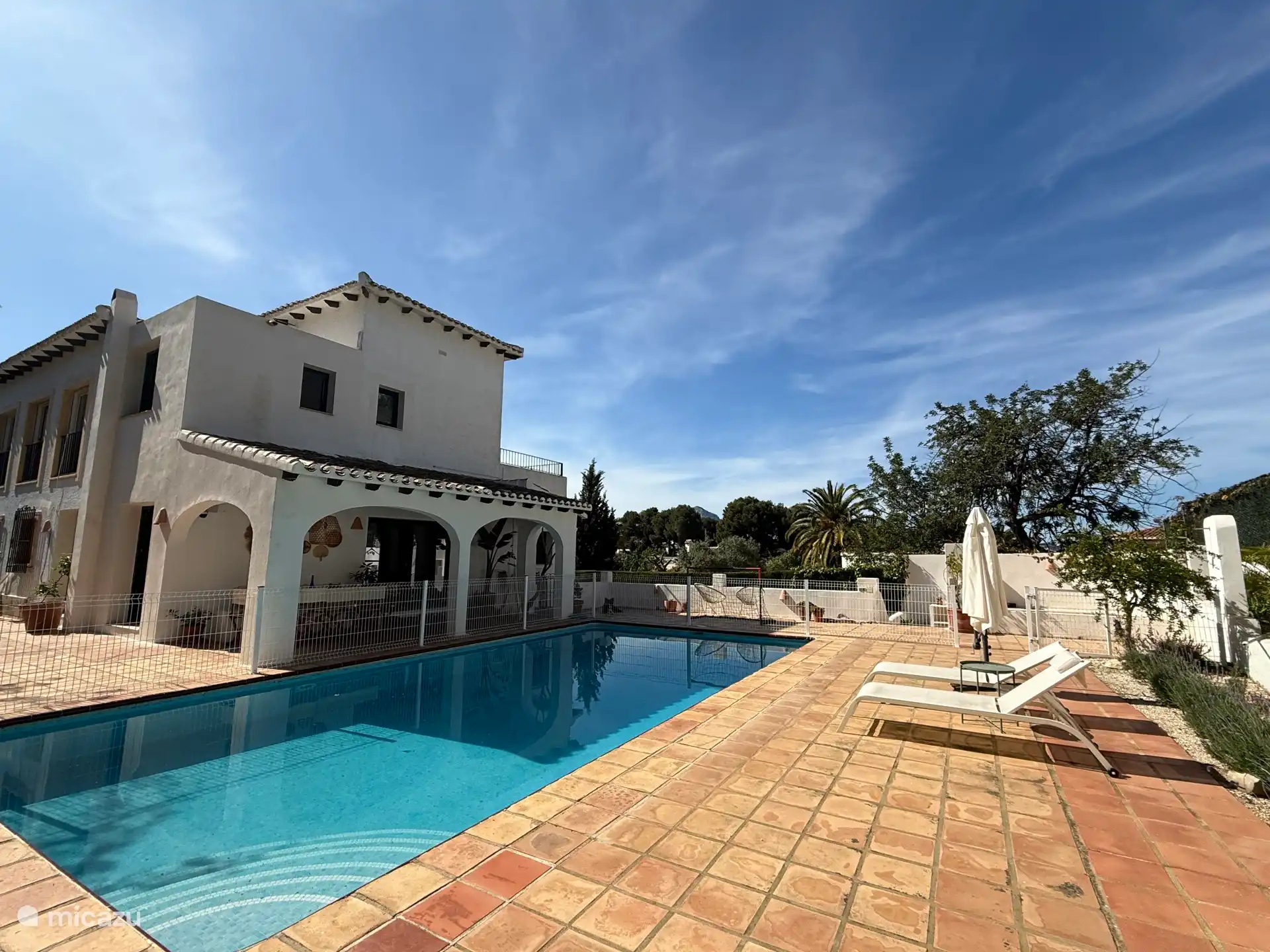 Außenansicht des Hauses und des Pools