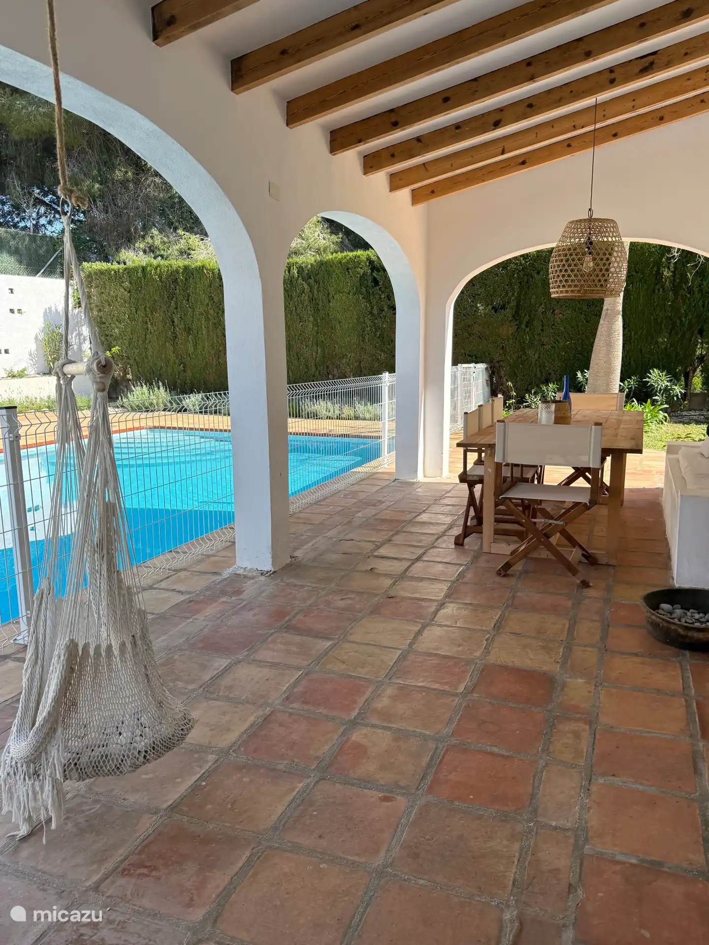 Eingang überdachte Terrasse neben Pool und Garten. 