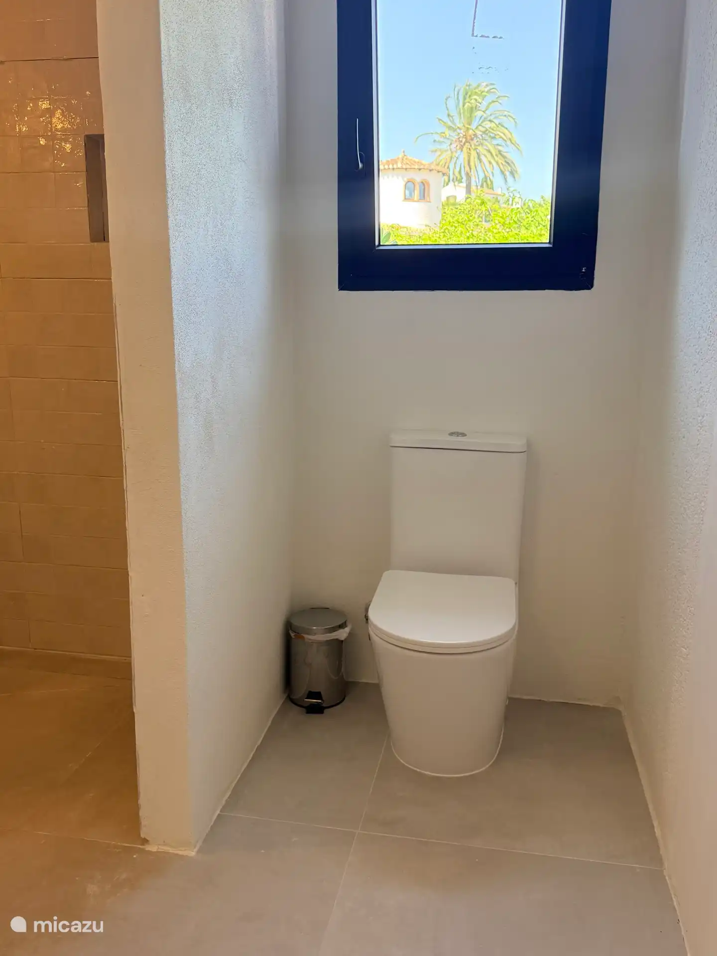 Nieuw gerenoveerde privé en-suite badkamer voor de tweede slaapkamer op de begane grond. 