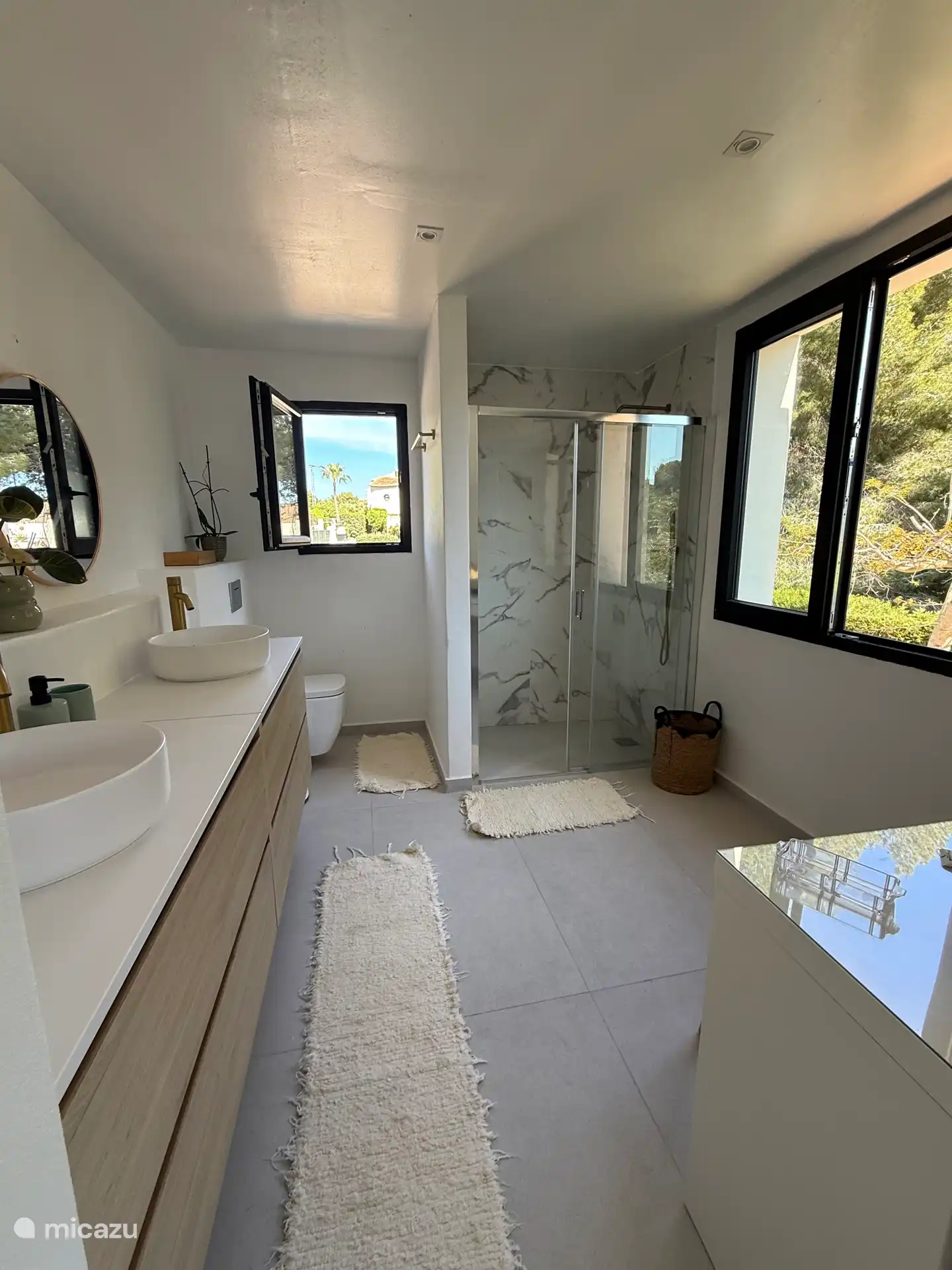 Hauptbadezimmer im ersten Stock. 