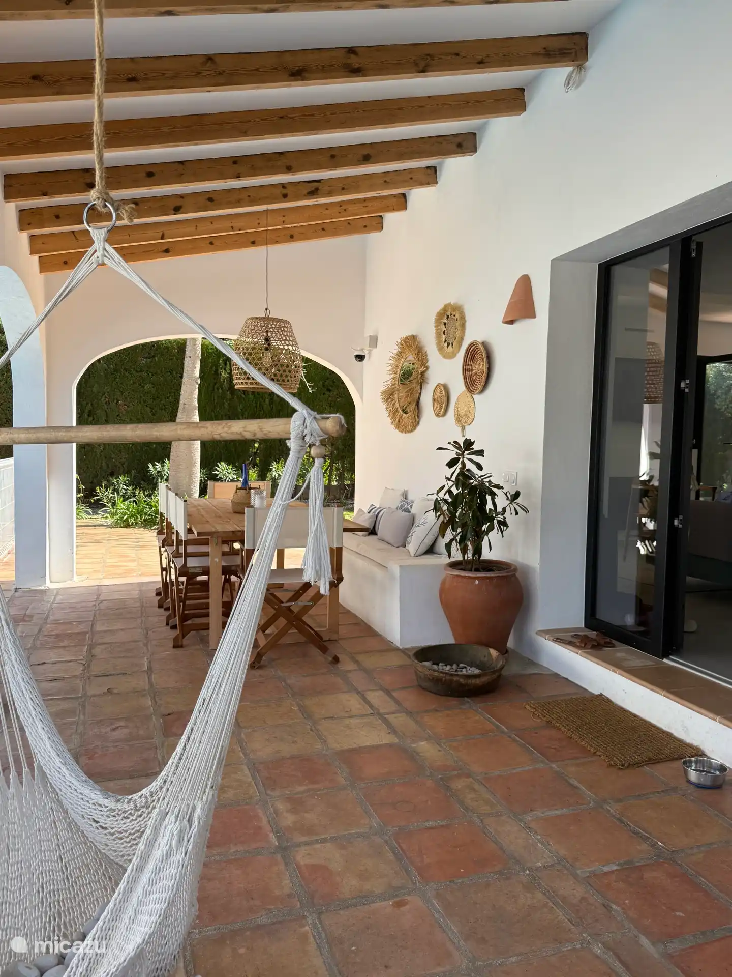 Eingang überdachte Terrasse neben Pool und Garten. 