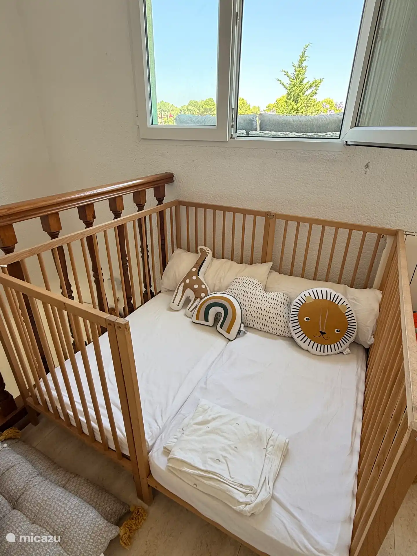 Tweede slaapkamer met een privé, nieuw gerenoveerde ensuite badkamer op de begane grond. 