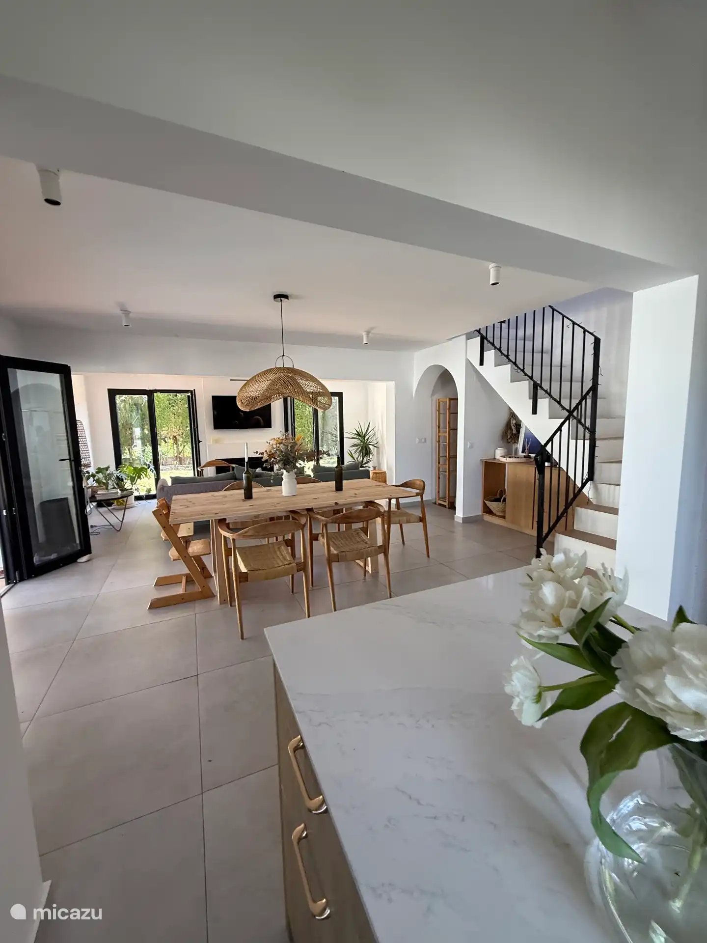 Essbereich und offene Küche, neu renoviert und komplett ausgestattet mit Side-by-Side-Kühlschrank, Mikrowelle, Backofen und Kochfeld. Mit Garten- und Poolblick. 