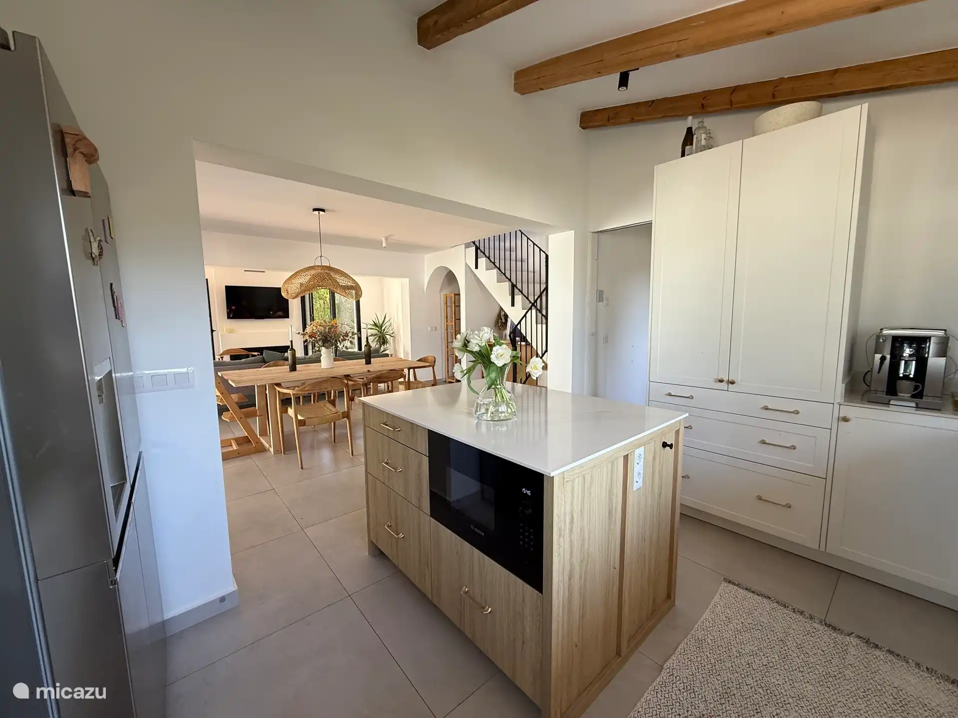 Offene Küche, neu renoviert und komplett ausgestattet mit Side-by-Side-Kühlschrank, Mikrowelle, Backofen und Kochfeld. Mit Garten- und Poolblick. 