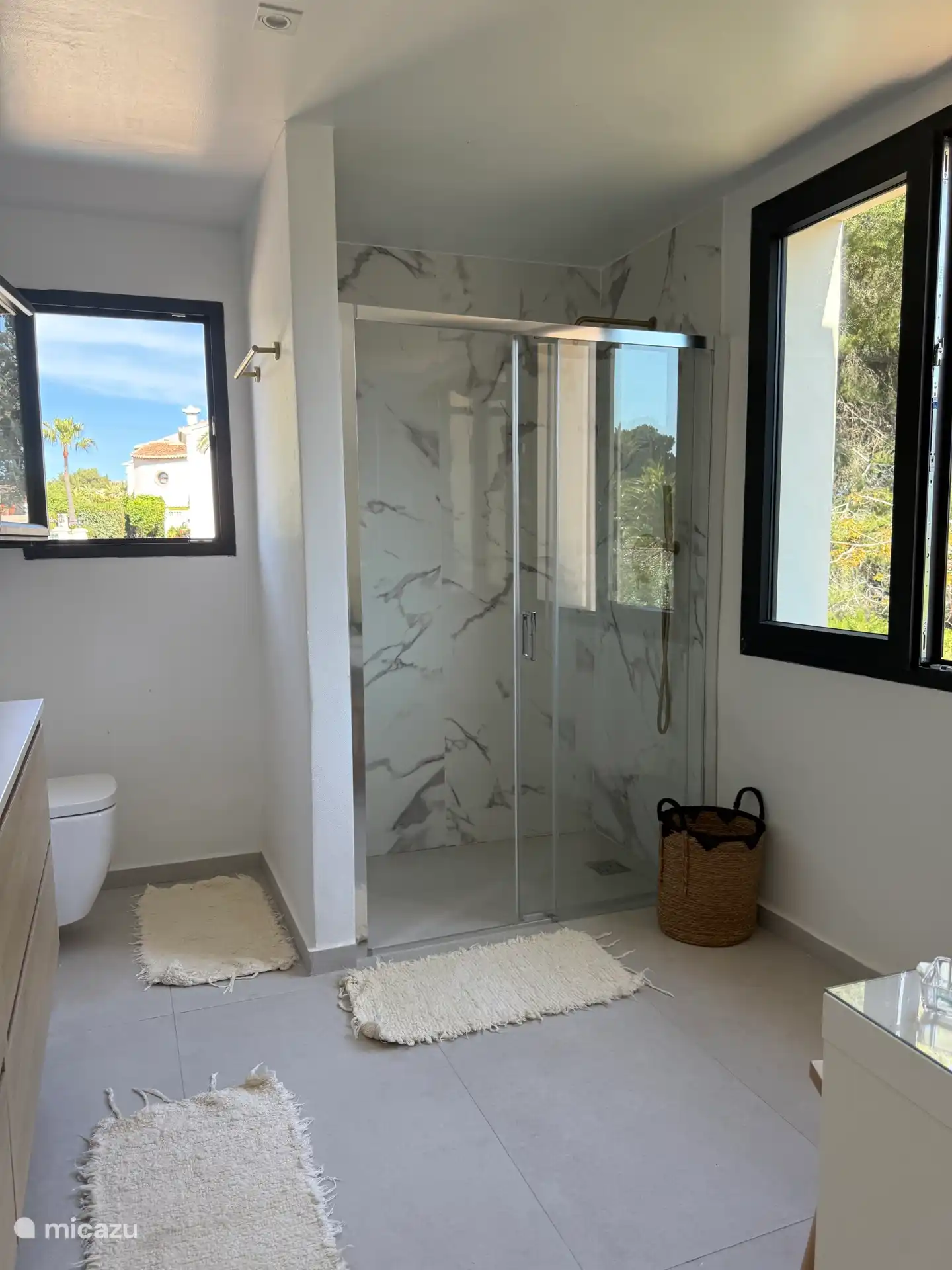 Hauptbadezimmer im ersten Stock. 