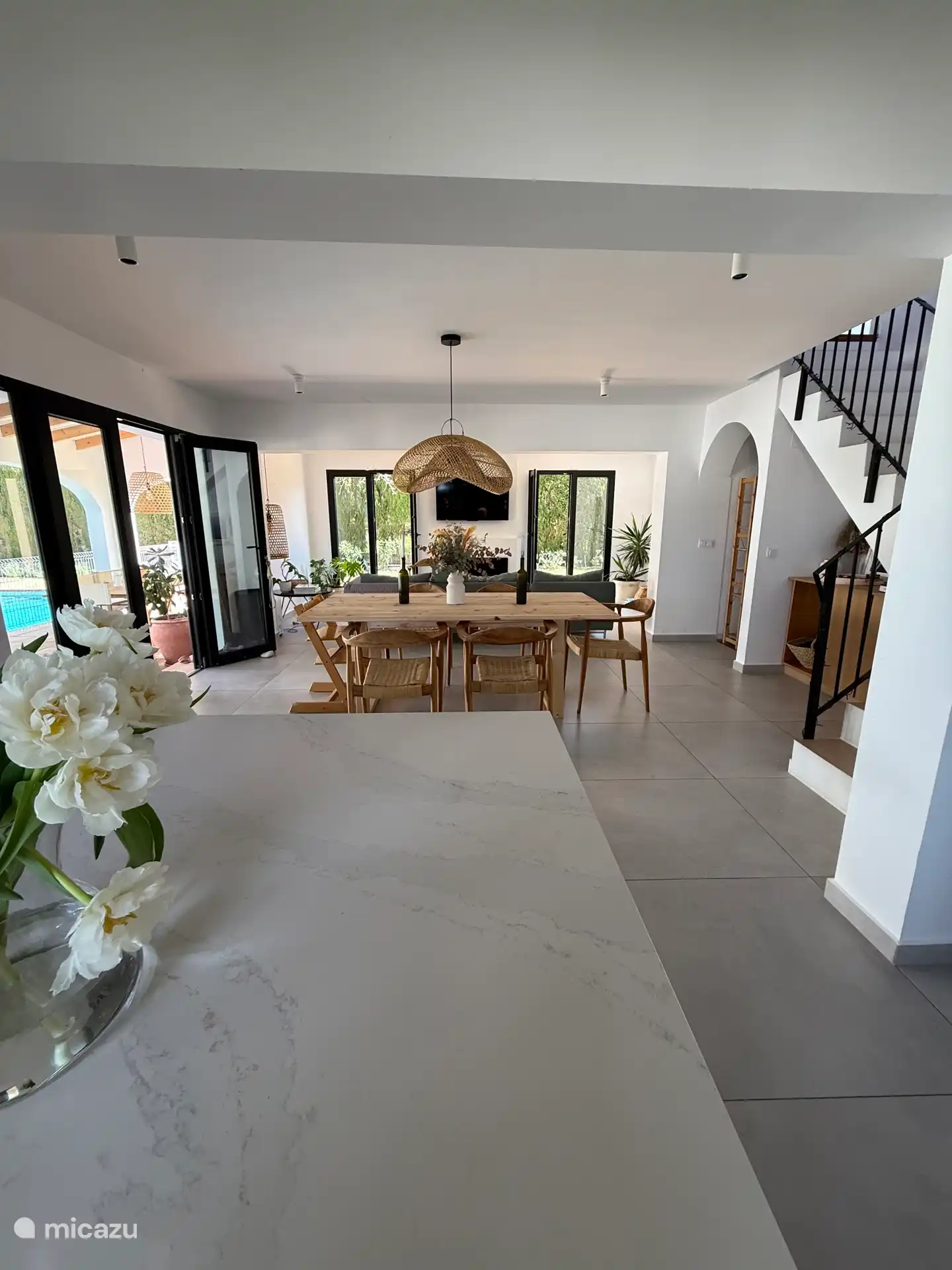 Offene Küche, neu renoviert und komplett ausgestattet mit Side-by-Side-Kühlschrank, Mikrowelle, Backofen und Kochfeld. Mit Garten- und Poolblick. 