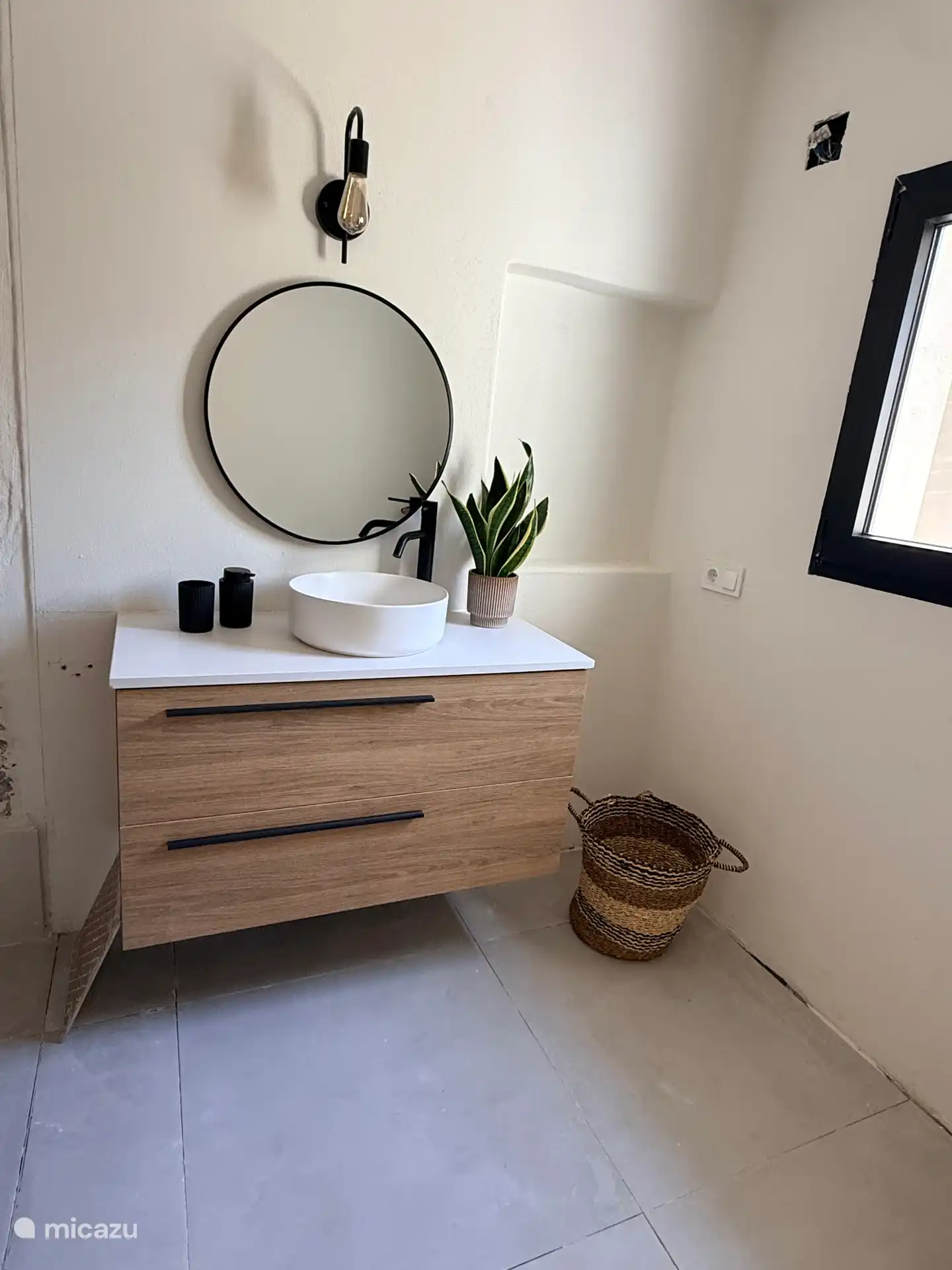 Nieuw gerenoveerde privé en-suite badkamer voor de tweede slaapkamer op de begane grond. 