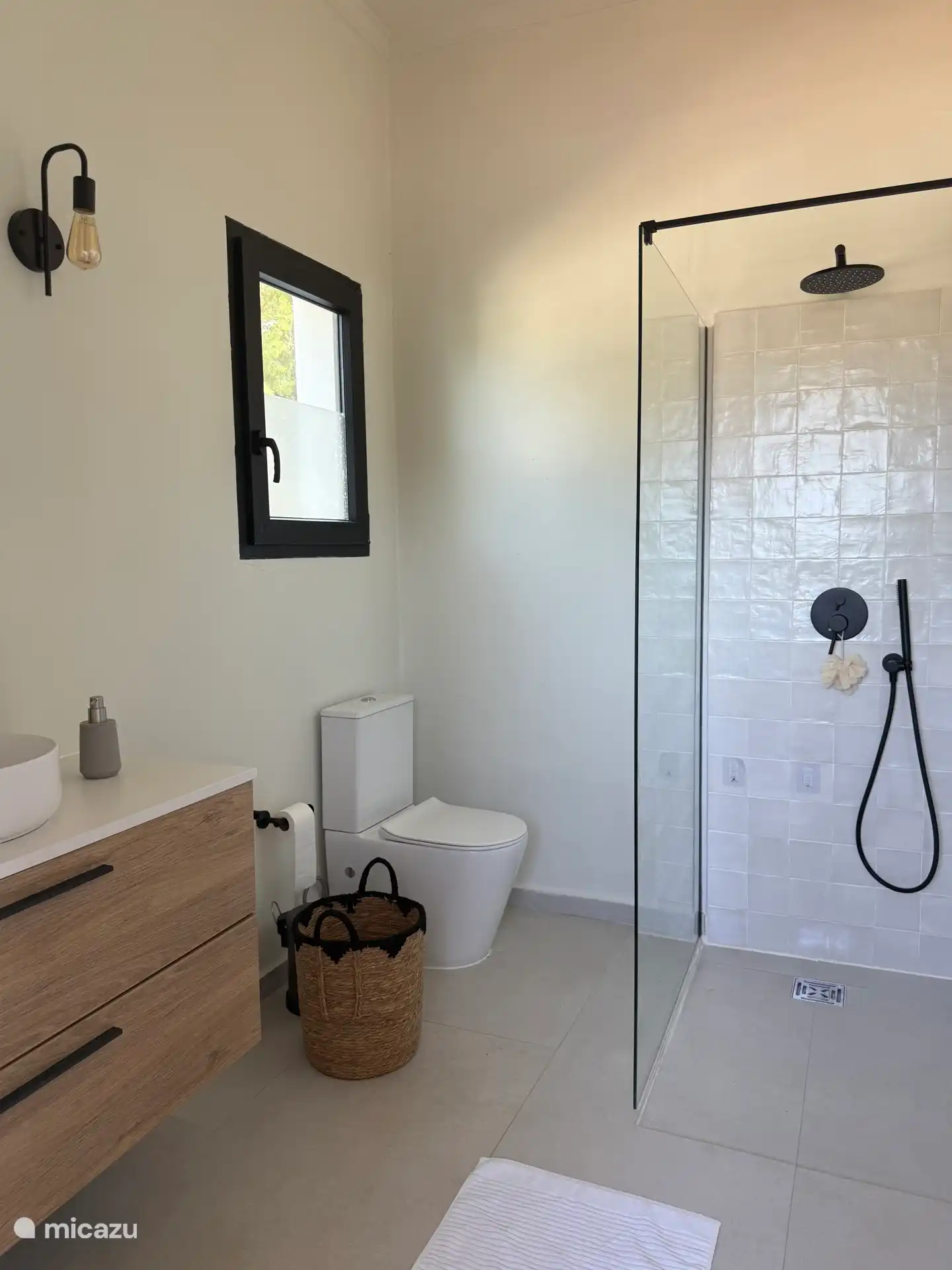 Neu renoviertes Badezimmer im ersten Stock.  