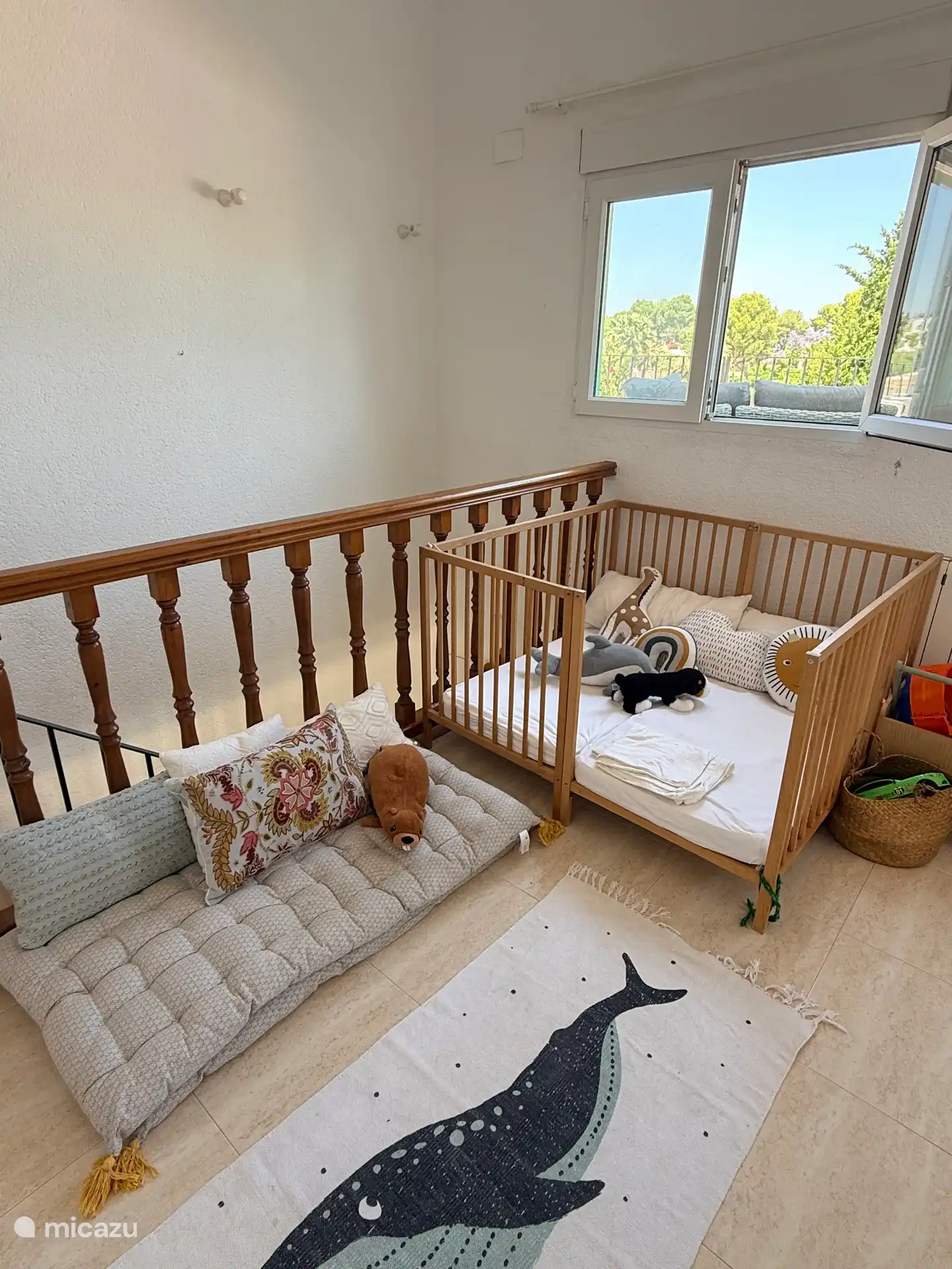 Tweede slaapkamer met een privé, nieuw gerenoveerde ensuite badkamer op de begane grond. 