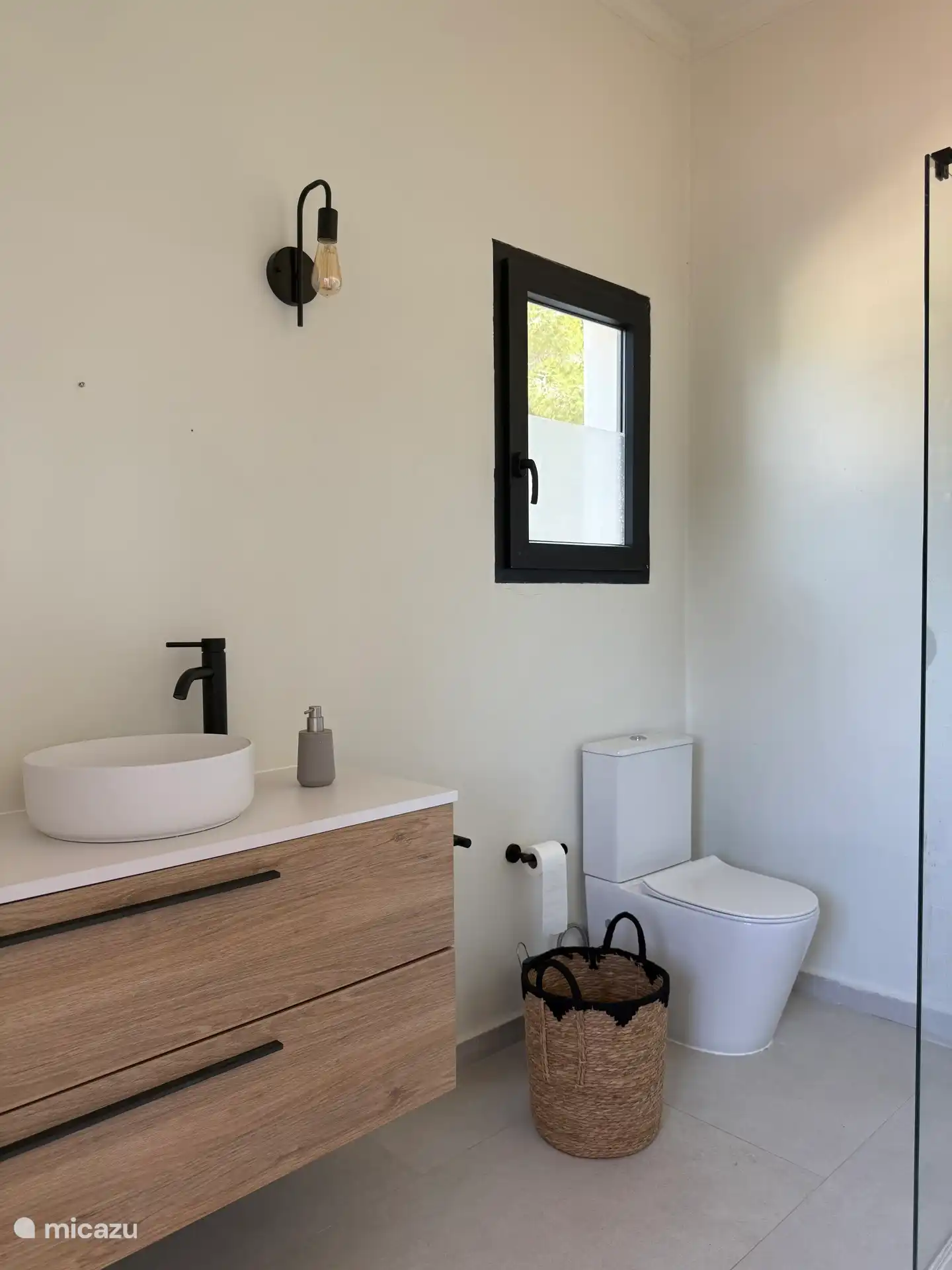 Neu renoviertes Badezimmer im ersten Stock.  