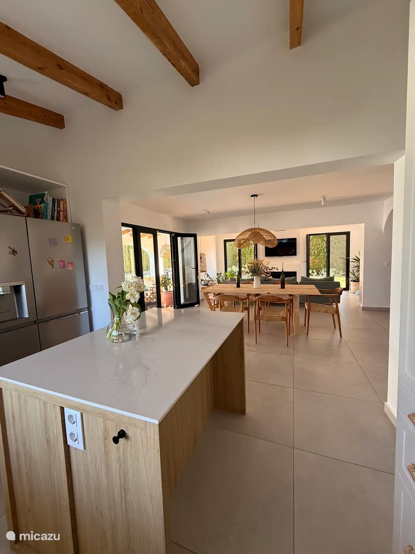 Offene Küche, neu renoviert und komplett ausgestattet mit Side-by-Side-Kühlschrank, Mikrowelle, Backofen und Kochfeld. Mit Garten- und Poolblick. 