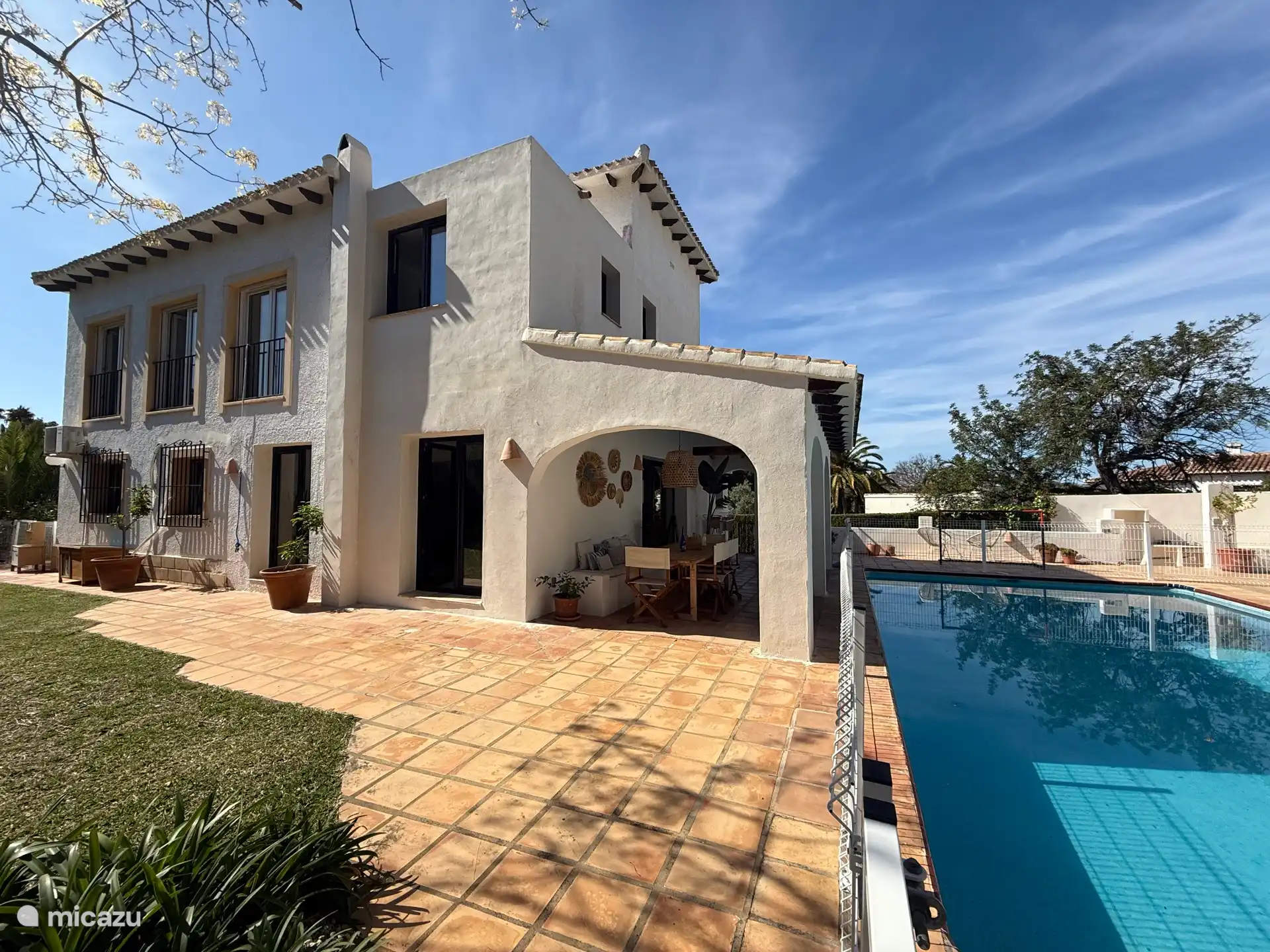 Außenansicht des Hauses, des Pools und des Gartens. Das Haus ist nach Süden ausgerichtet. 