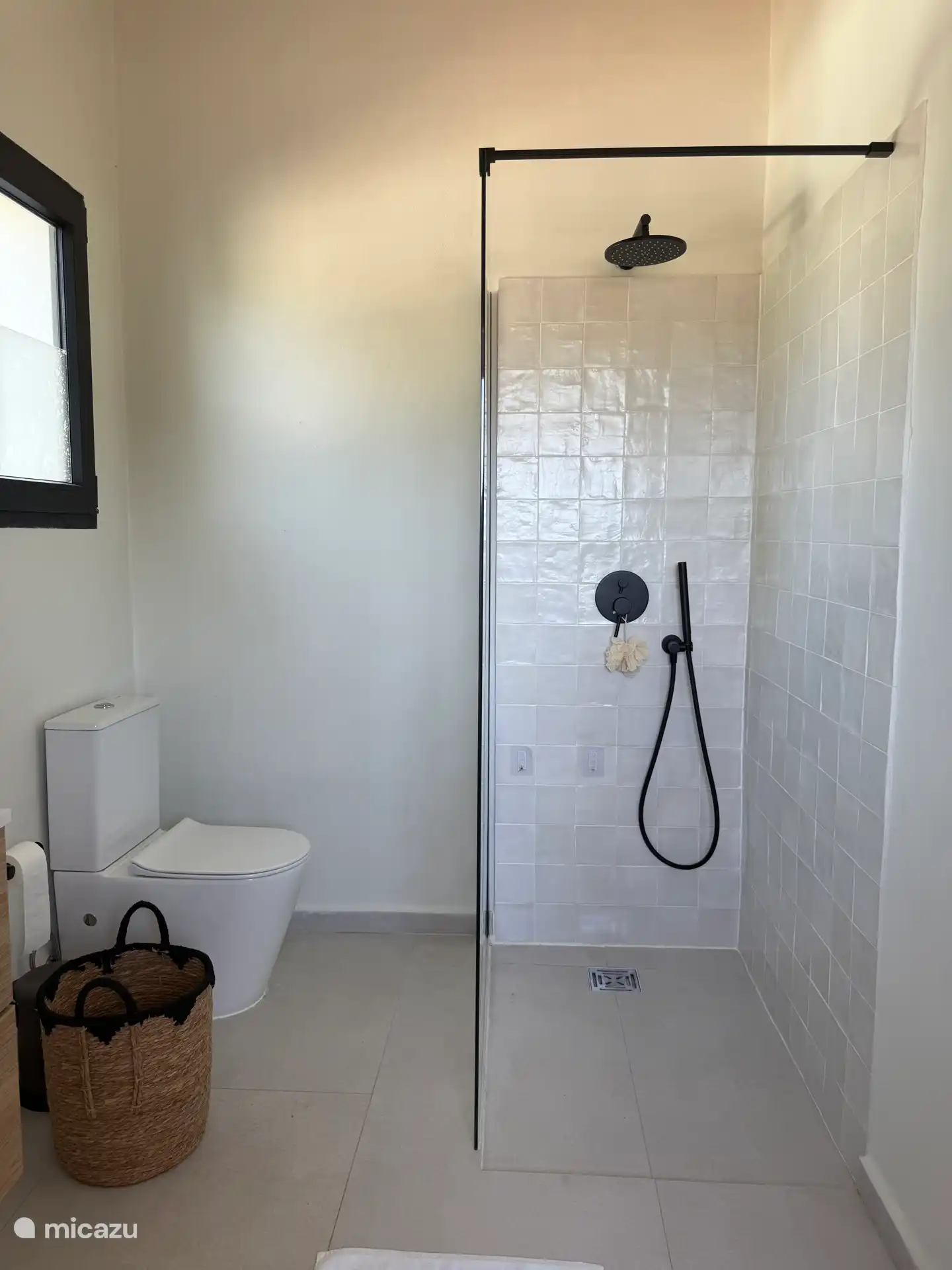 Neu renoviertes Badezimmer im ersten Stock.  