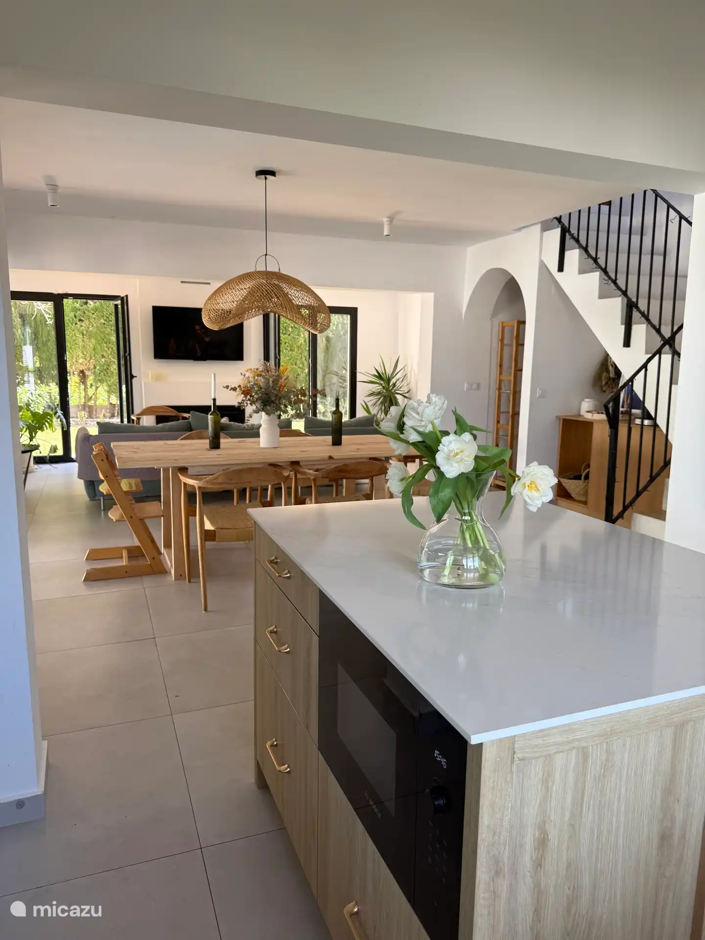 Offene Küche, neu renoviert und komplett ausgestattet mit Side-by-Side-Kühlschrank, Mikrowelle, Backofen und Kochfeld. Mit Garten- und Poolblick. 