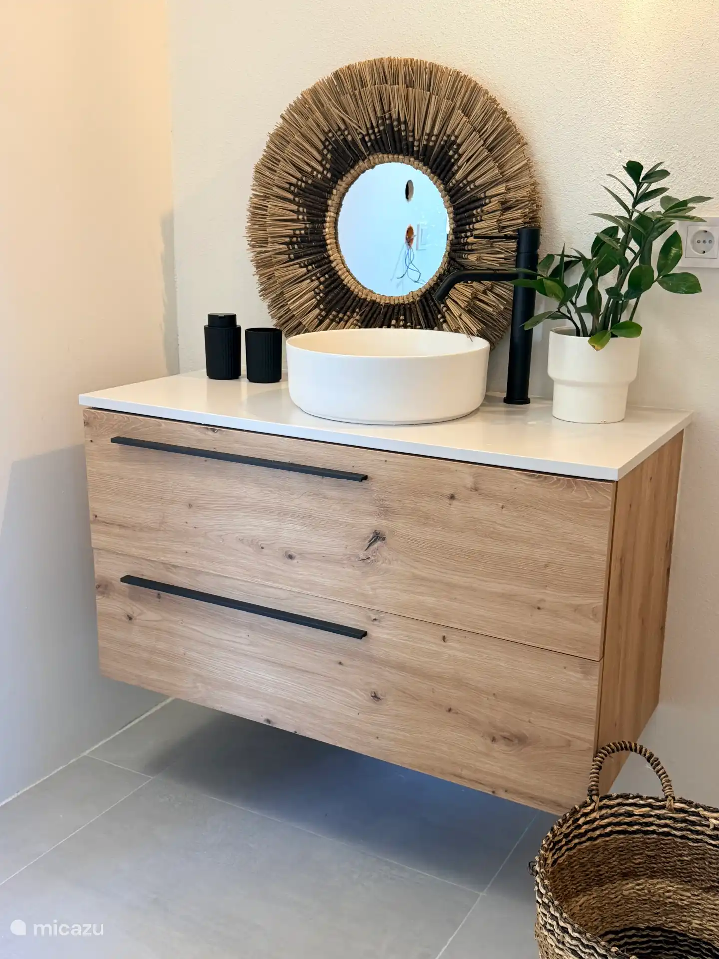 Nieuw gerenoveerde privé ensuite badkamer voor de slaapkamer op de begane grond.