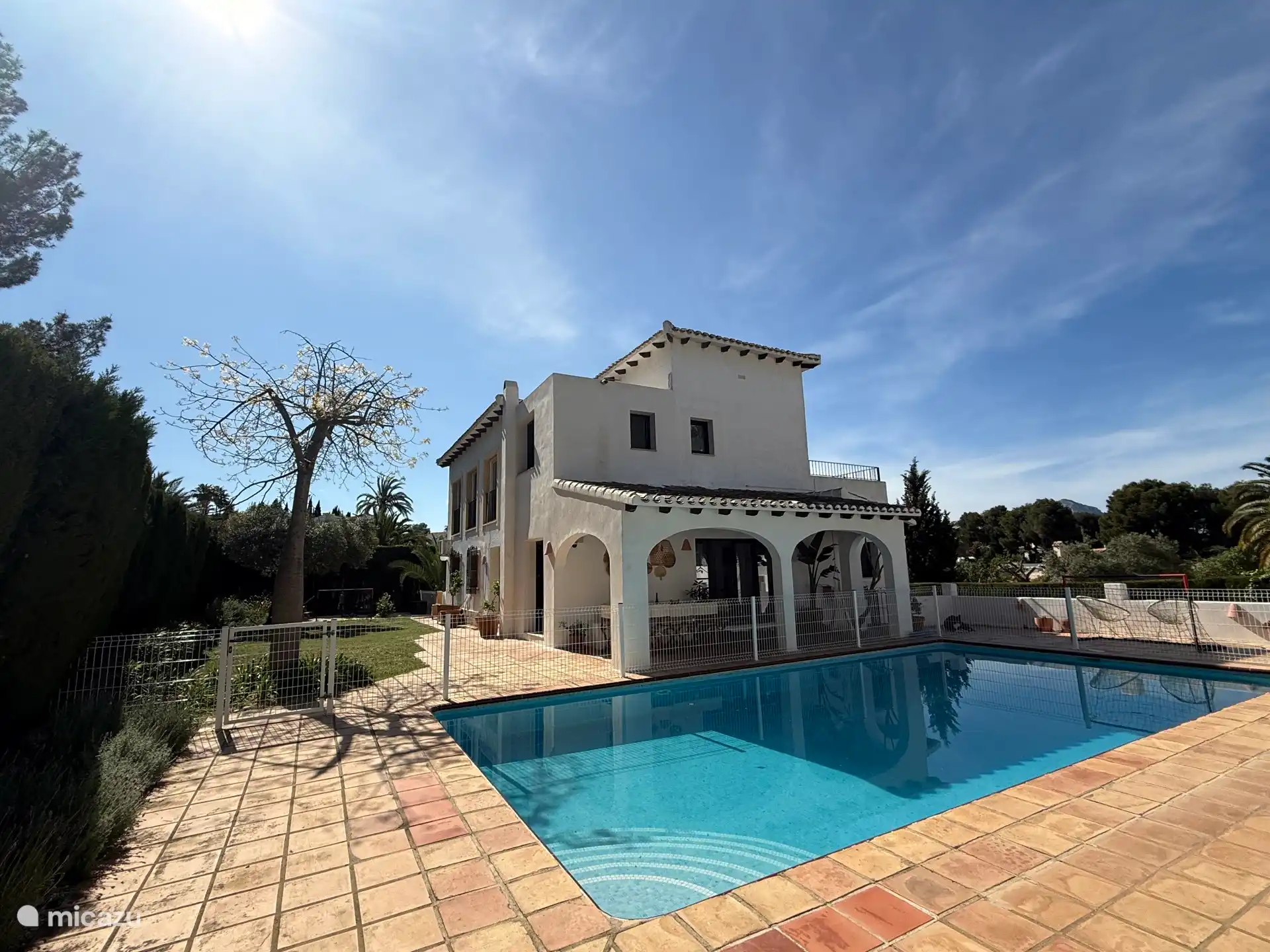 Außenansicht des Hauses, des Pools und des Gartens. Das Haus ist nach Süden ausgerichtet. 