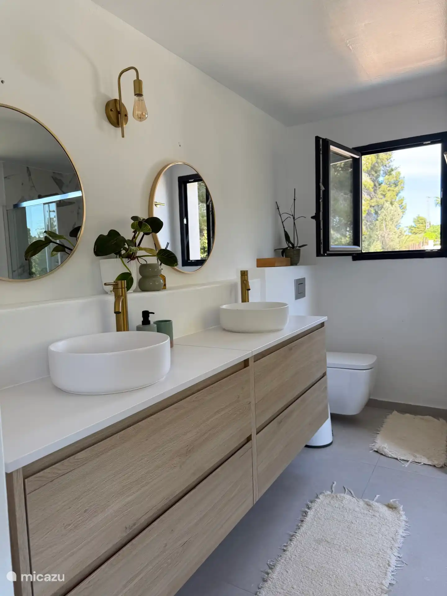 Hauptbadezimmer im ersten Stock. 