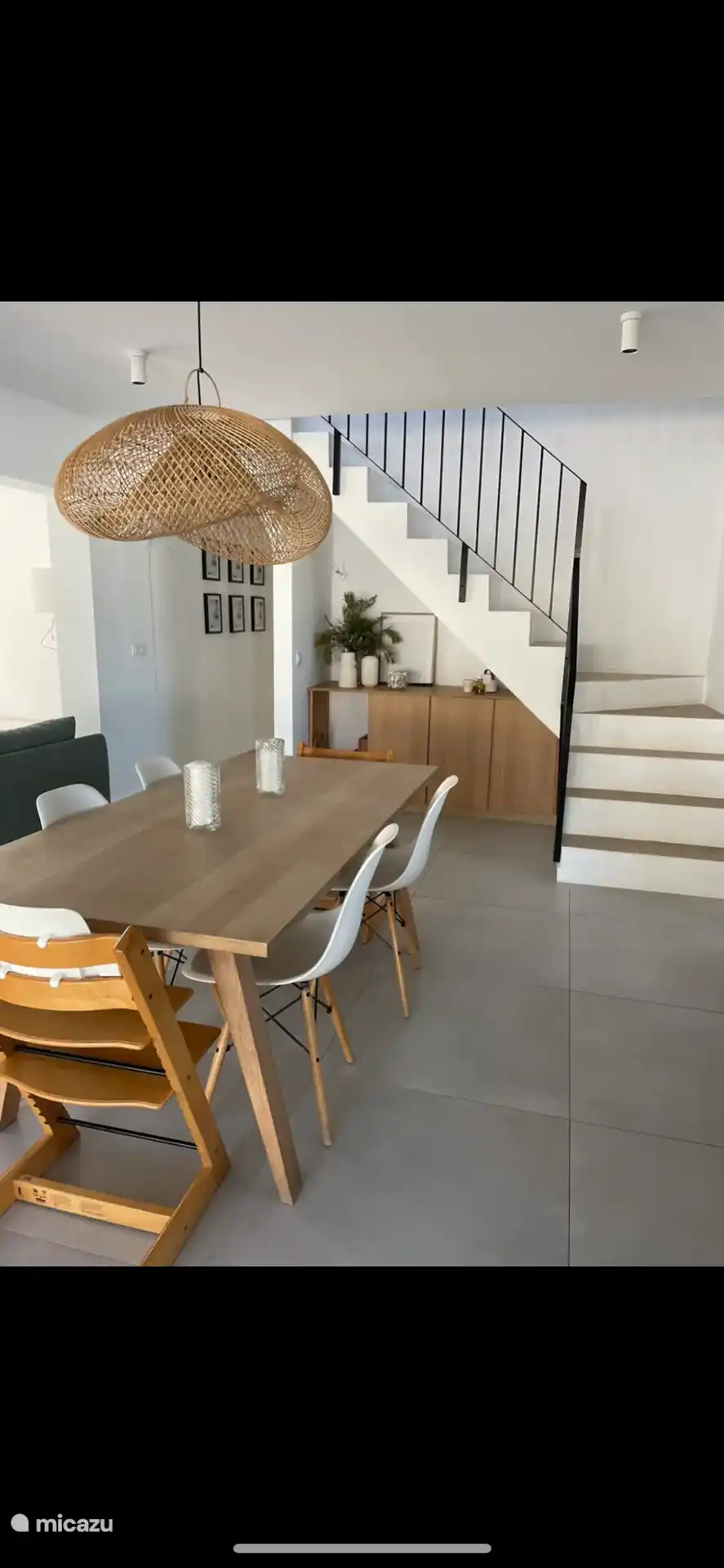 Großer Essbereich neben Küche und Terrasse mit Blick auf den Pool.   