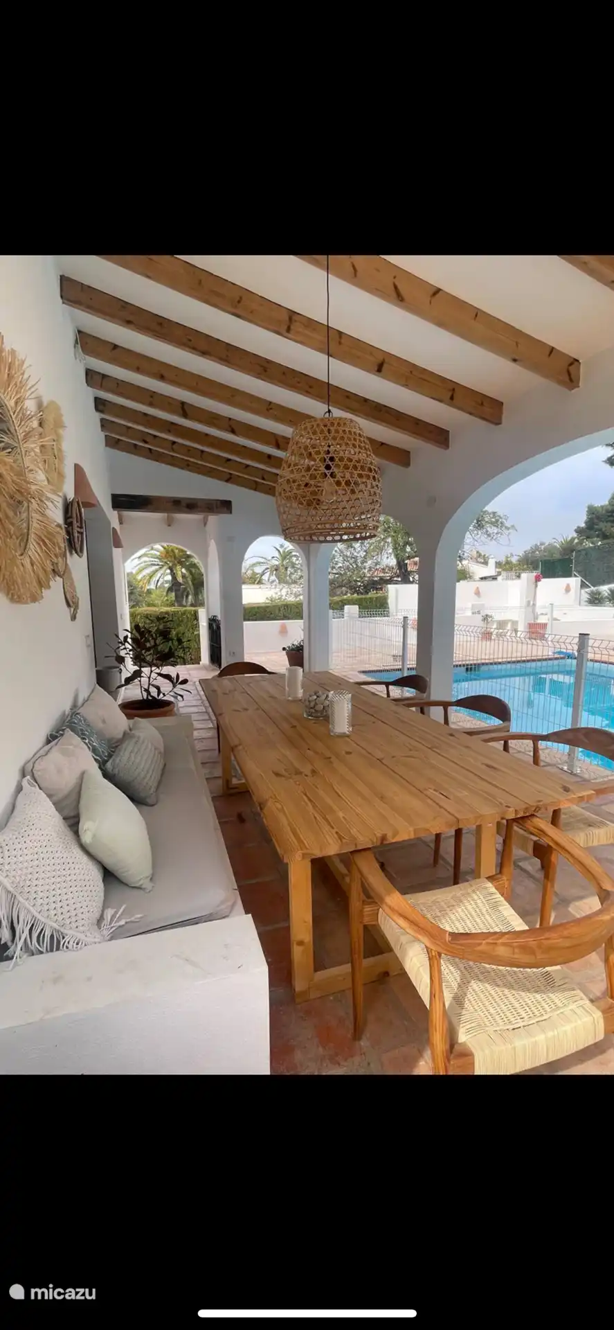 Überdachte Terrasse und Eingang des Hauses, neben dem Pool und Garten.  