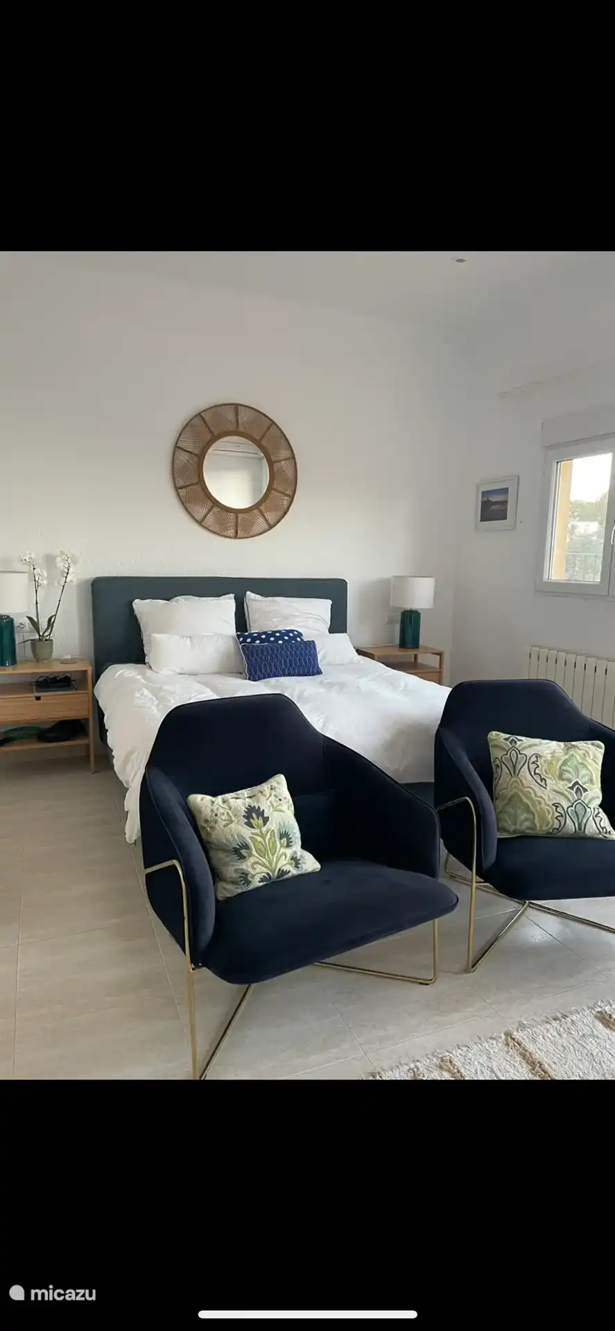 Hauptschlafzimmer im ersten Stock mit Meerblick, einer großen Terrasse, einem Kingsize-Bett und Klimaanlage. 