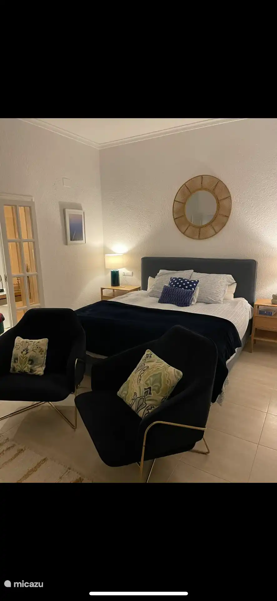 Hauptschlafzimmer im ersten Stock mit Meerblick, einer großen Terrasse, einem Kingsize-Bett und Klimaanlage. 