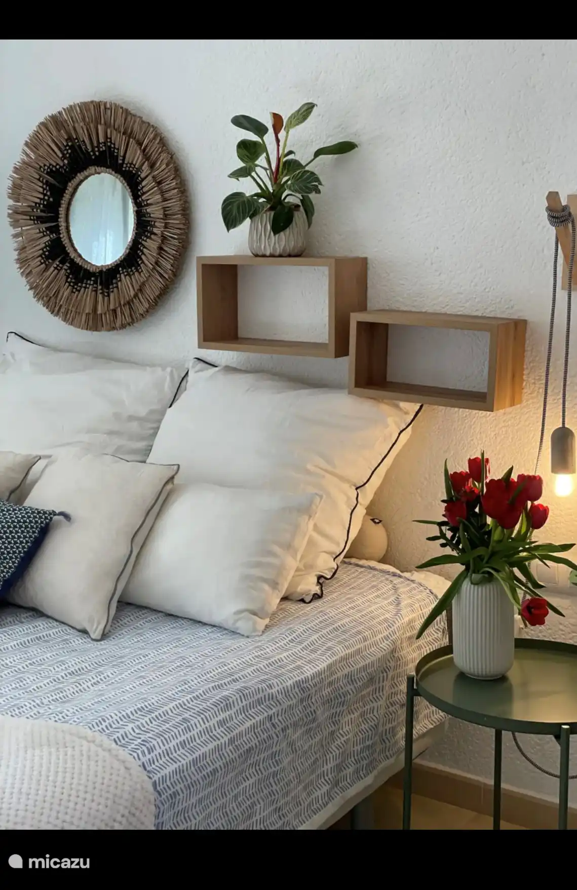 Zweites Schlafzimmer im Erdgeschoss mit einem Queensize-Bett, Klimaanlage und Blick auf den Garten. 