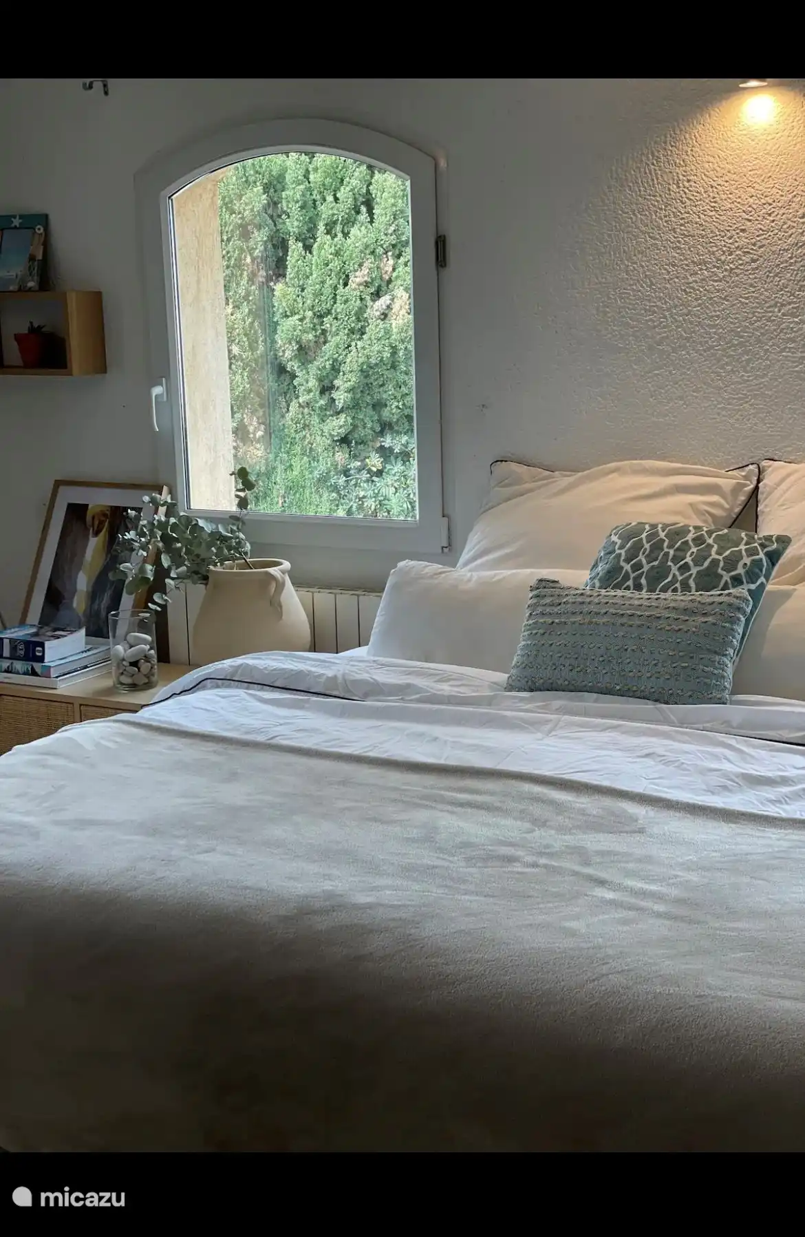 Erstes Schlafzimmer mit Kingsize-Bett und einem Etagenbett im Erdgeschoss.  