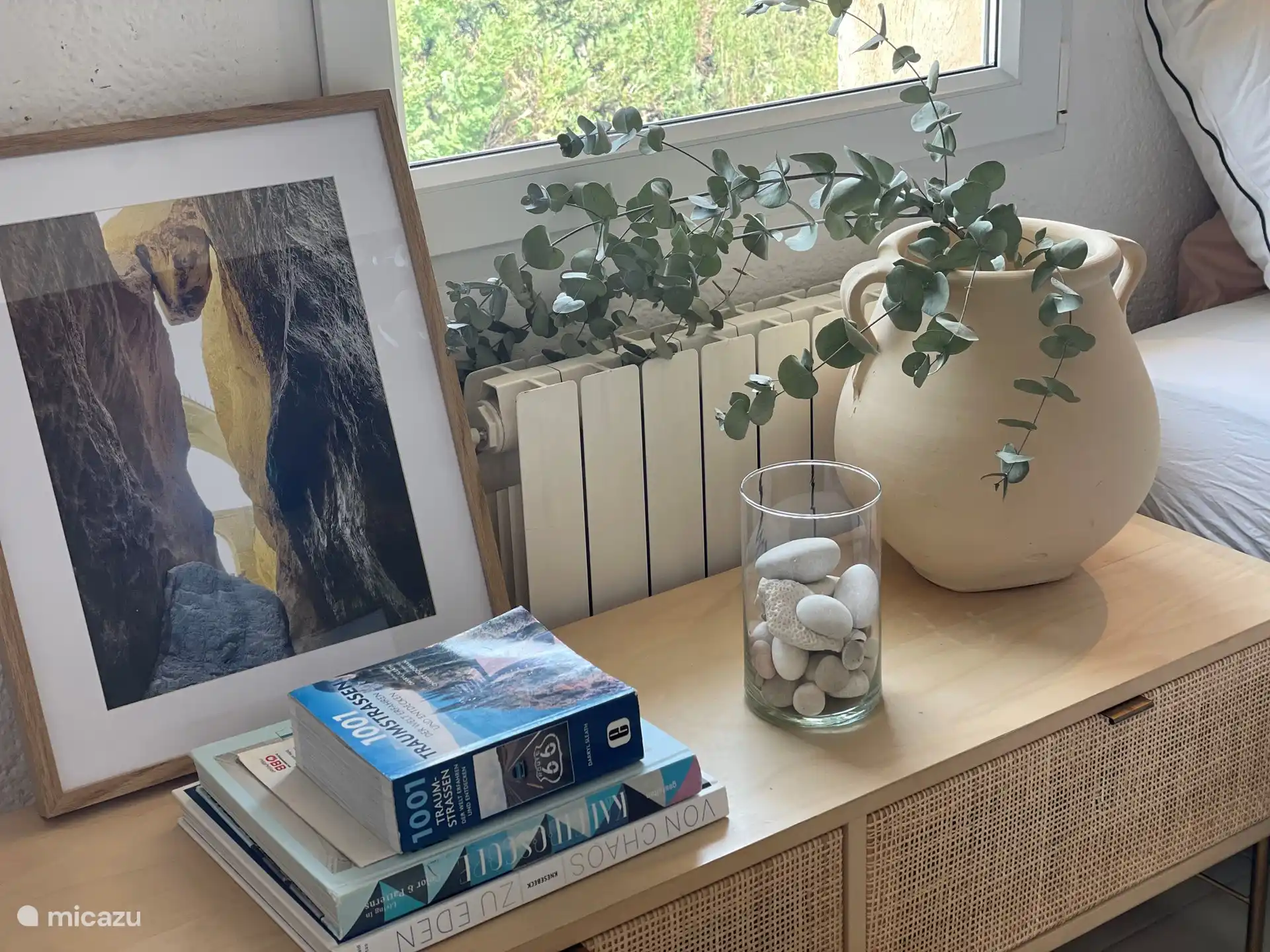 Erstes Schlafzimmer mit Kingsize-Bett und einem Etagenbett im Erdgeschoss.  