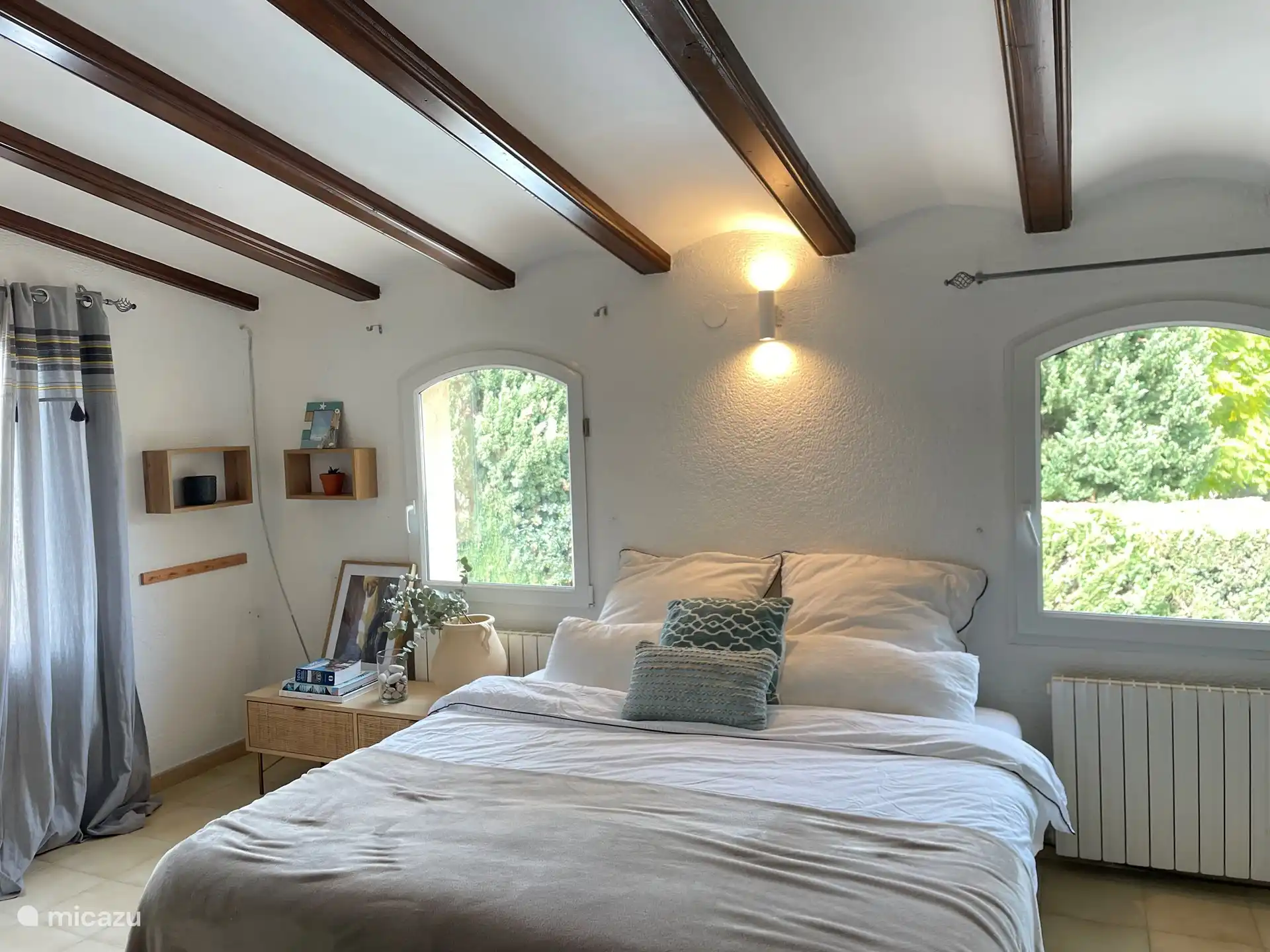 Erstes Schlafzimmer mit Kingsize-Bett und einem Etagenbett im Erdgeschoss.  