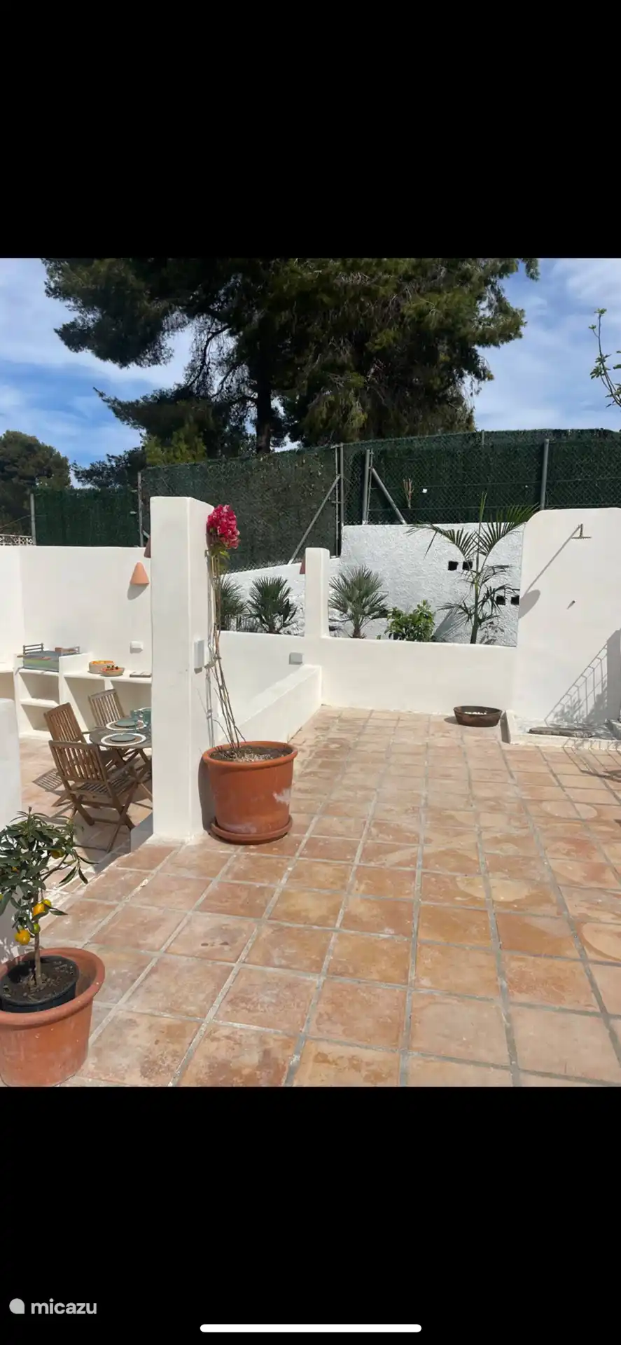 Außenterrasse neben dem Pool und Grillplatz.