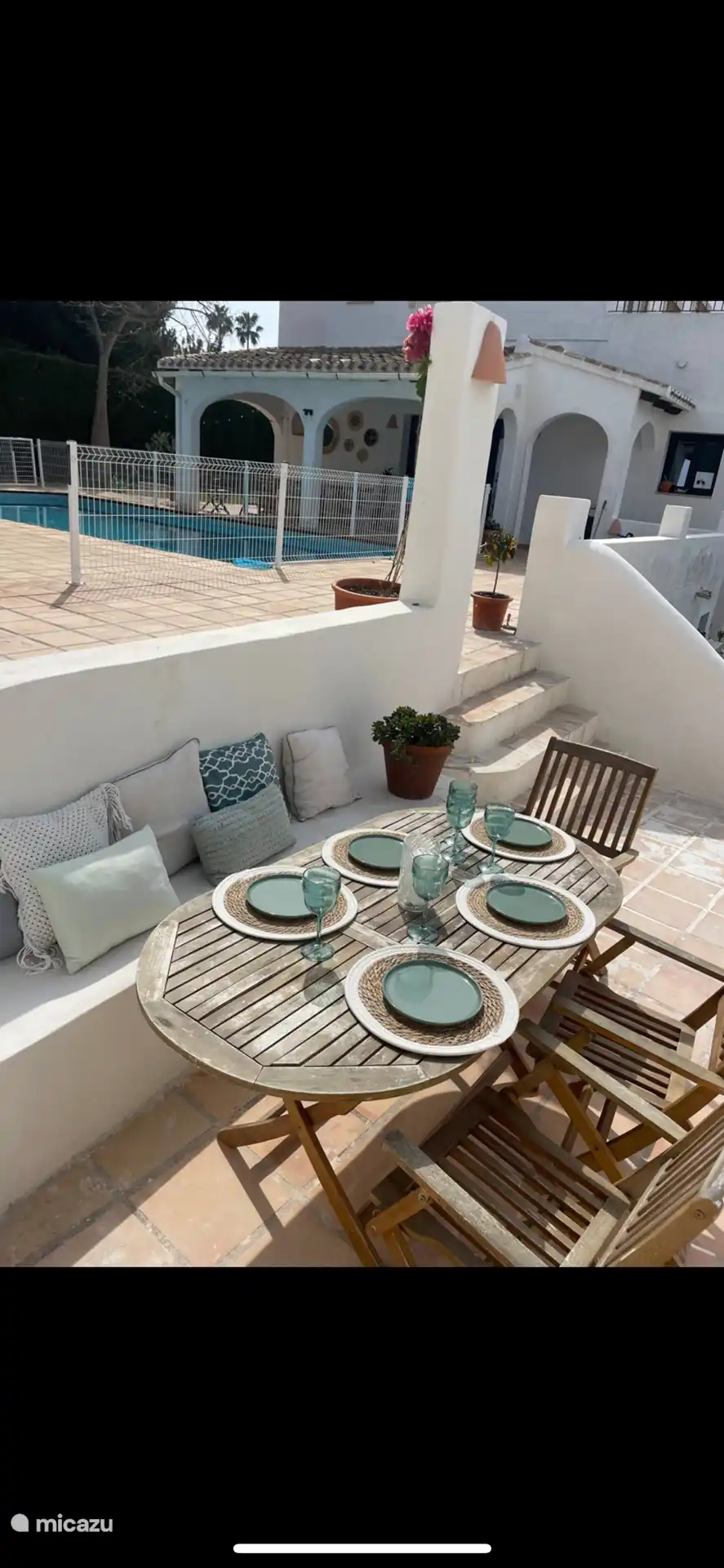 Großer Grillplatz neben dem Pool und Garten. 