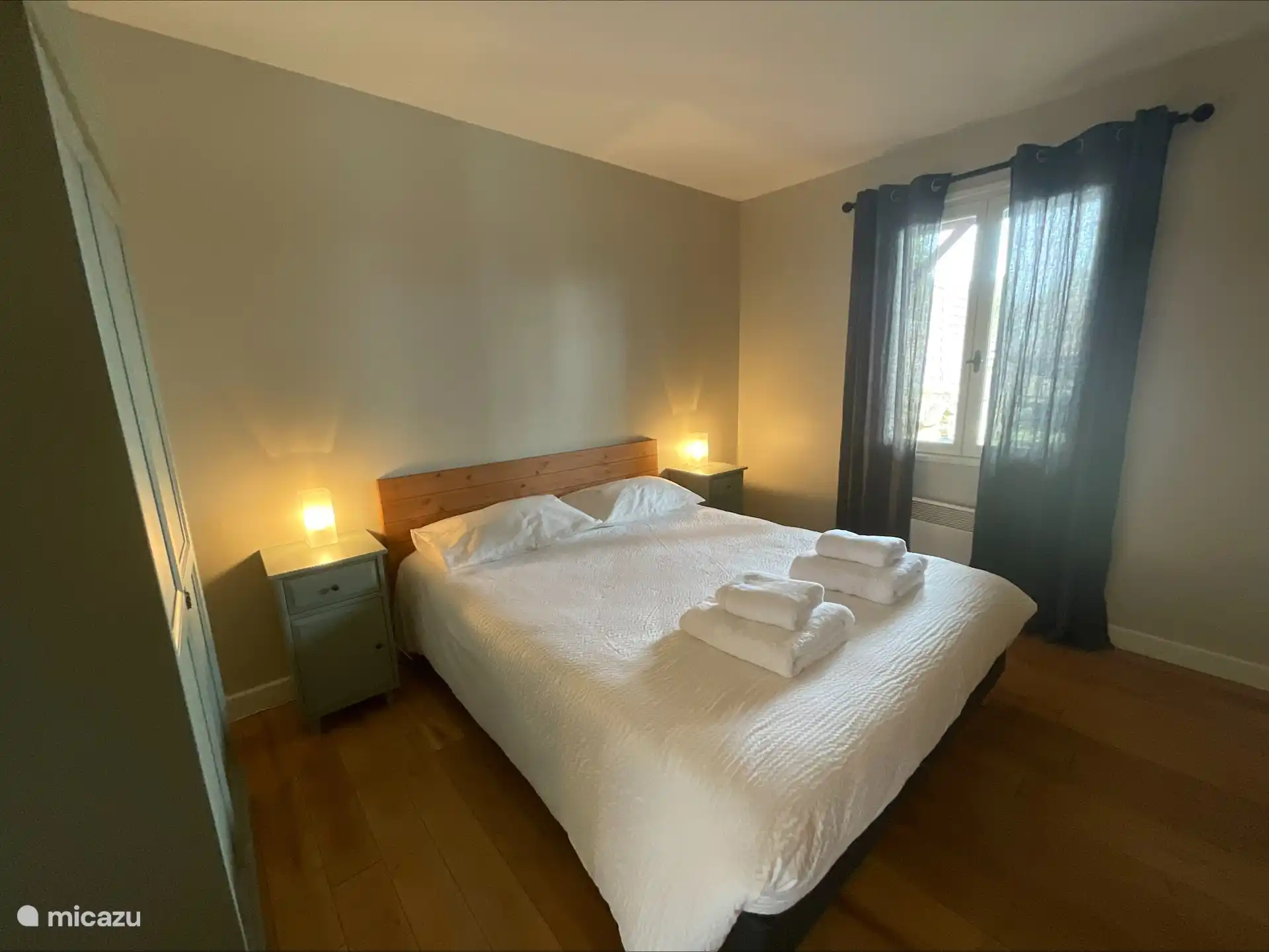 Schlafzimmer 1 mit Doppelbett (140 x 200)