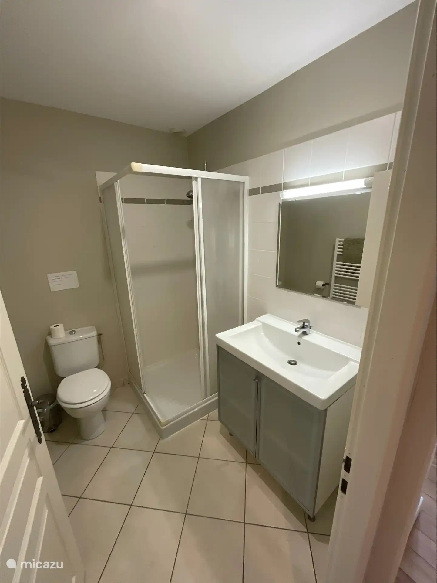 Gemeinschaftsbad mit Dusche, WC und Waschbecken, beheizter Handtuchhalter