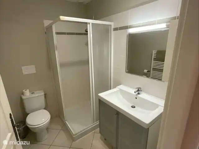 Location de Vacances France, Charente, Chalais (Charente), villa - Le Charme Salle de bain commune avec douche, WC & lavabo, sèche-serviettes