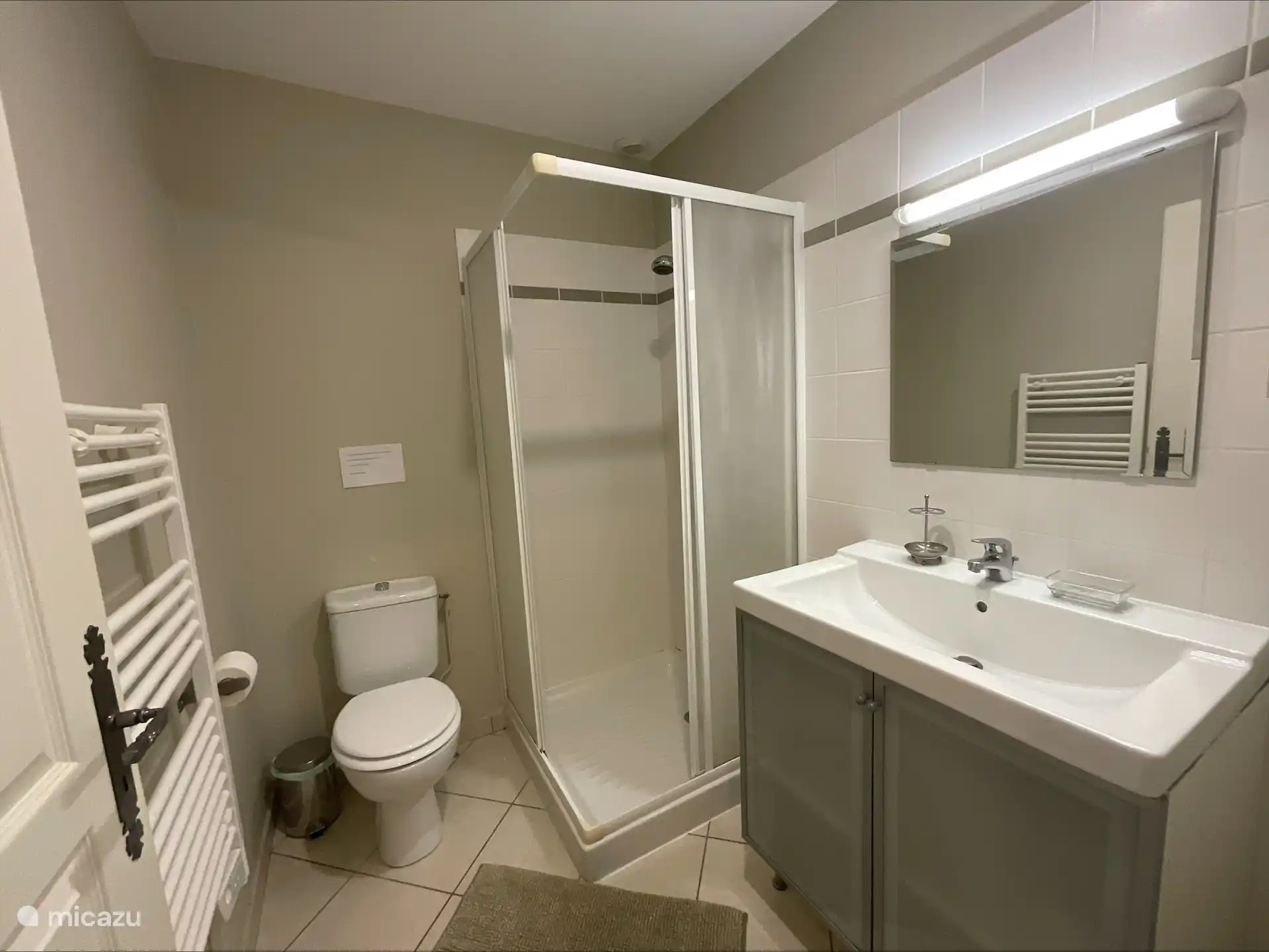 Gemeinschaftsbad mit Dusche, WC und Waschbecken, beheizter Handtuchhalter