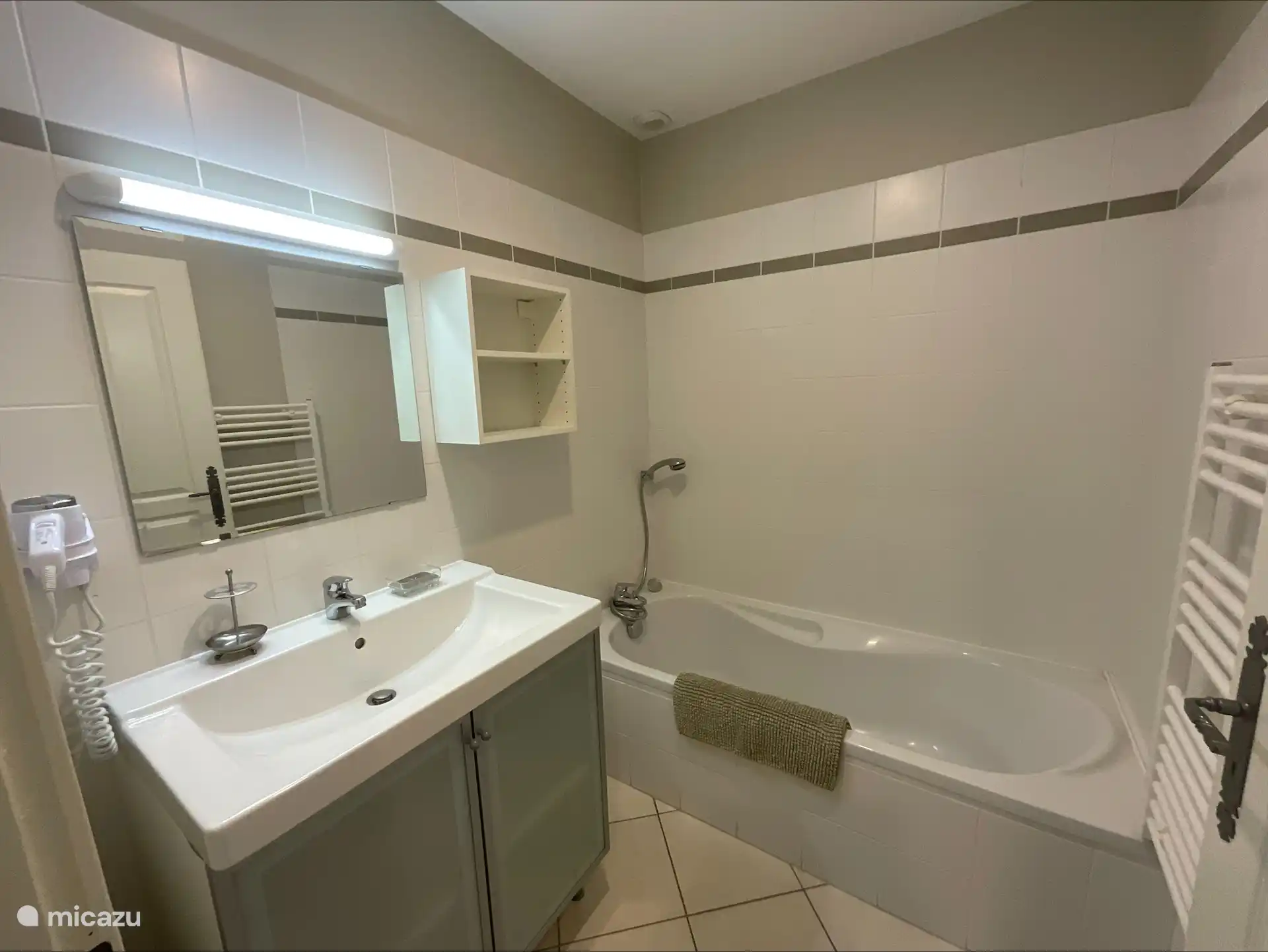 Gemeinsames Familienbad mit Badewanne, Handbrause, Waschbecken und beheiztem Handtuchhalter