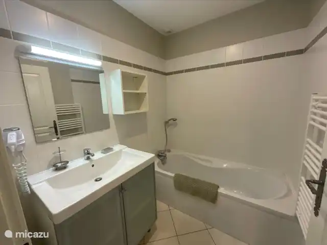 Location de Vacances France, Charente, Chalais (Charente), villa - Le Charme Salle de bain familiale commune avec baignoire, douchette, lavabo, sèche-serviettes