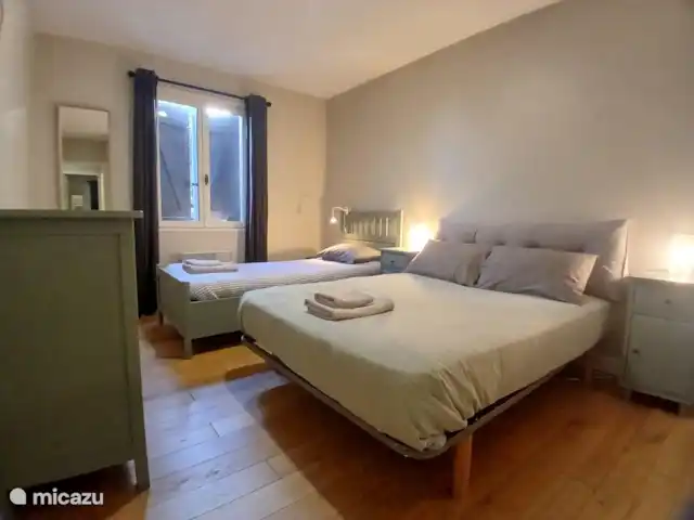 Location de Vacances France, Charente, Chalais (Charente), villa - Le Charme Chambre 3 - couchage 3 personnes dans 1 lit simple et 1 lit double - face avant