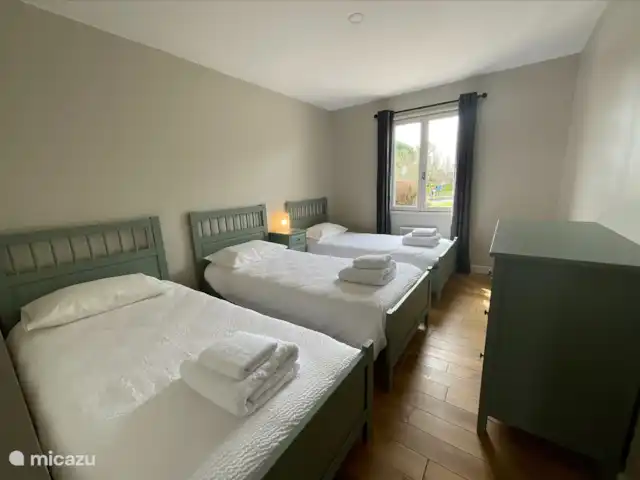 Location de Vacances France, Charente, Chalais (Charente), villa - Le Charme Chambre 4 pouvant accueillir 3 personnes dans 3 lits simples - face avant