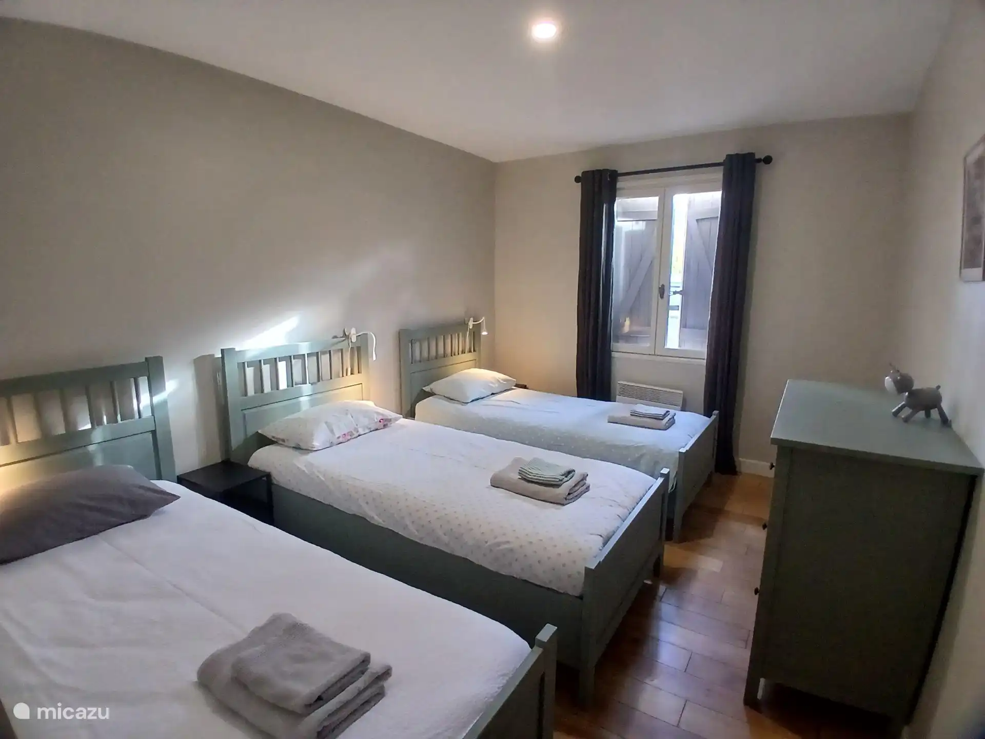 Schlafzimmer 4 - 3 Einzelbetten - ideal für Kinder - Vorderseite