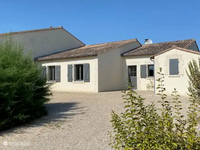 Location de Vacances France, Charente, Chalais (Charente), villa - Le Charme Villa de 4 chambres sur petit domaine de vacances avec piscine privée, utilisation des courts de tennis et pétanque