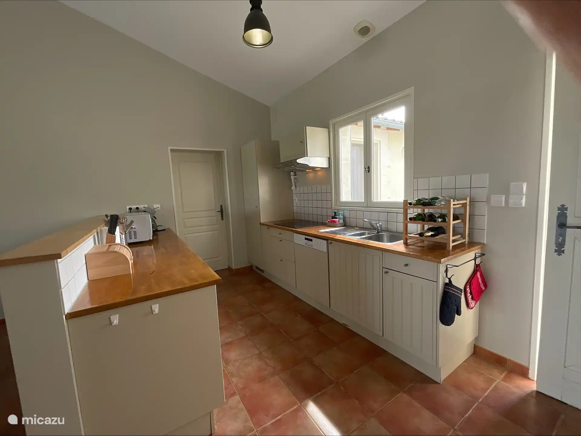 Offene Küche mit Backofen/Cerankochfeld, Mikrowelle und allen Annehmlichkeiten