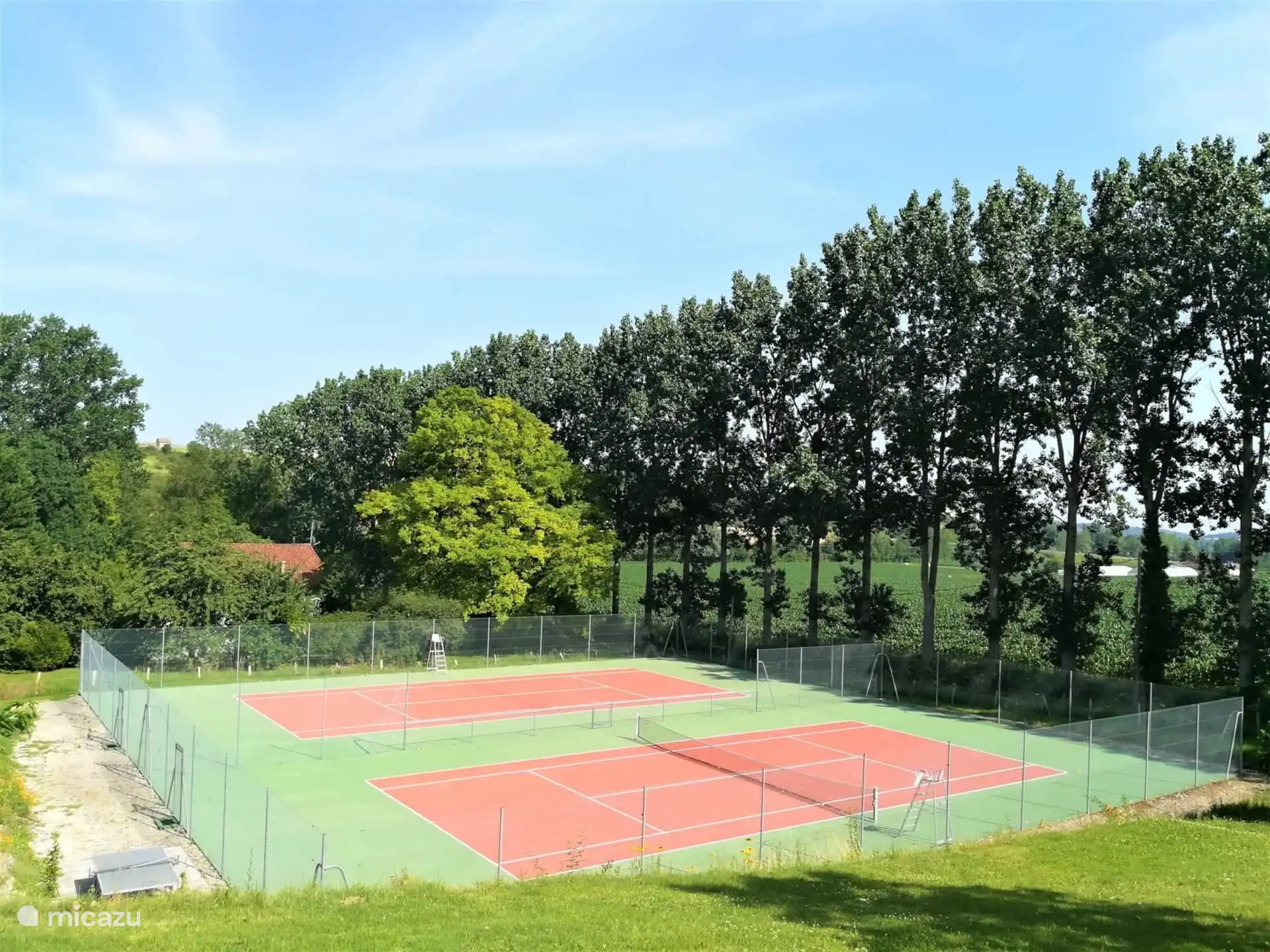 Es gibt gemeinsame Tennisplätze vor Ort, es gibt auch eine Petanque-Bahn und eine Tischtennisplatte. 