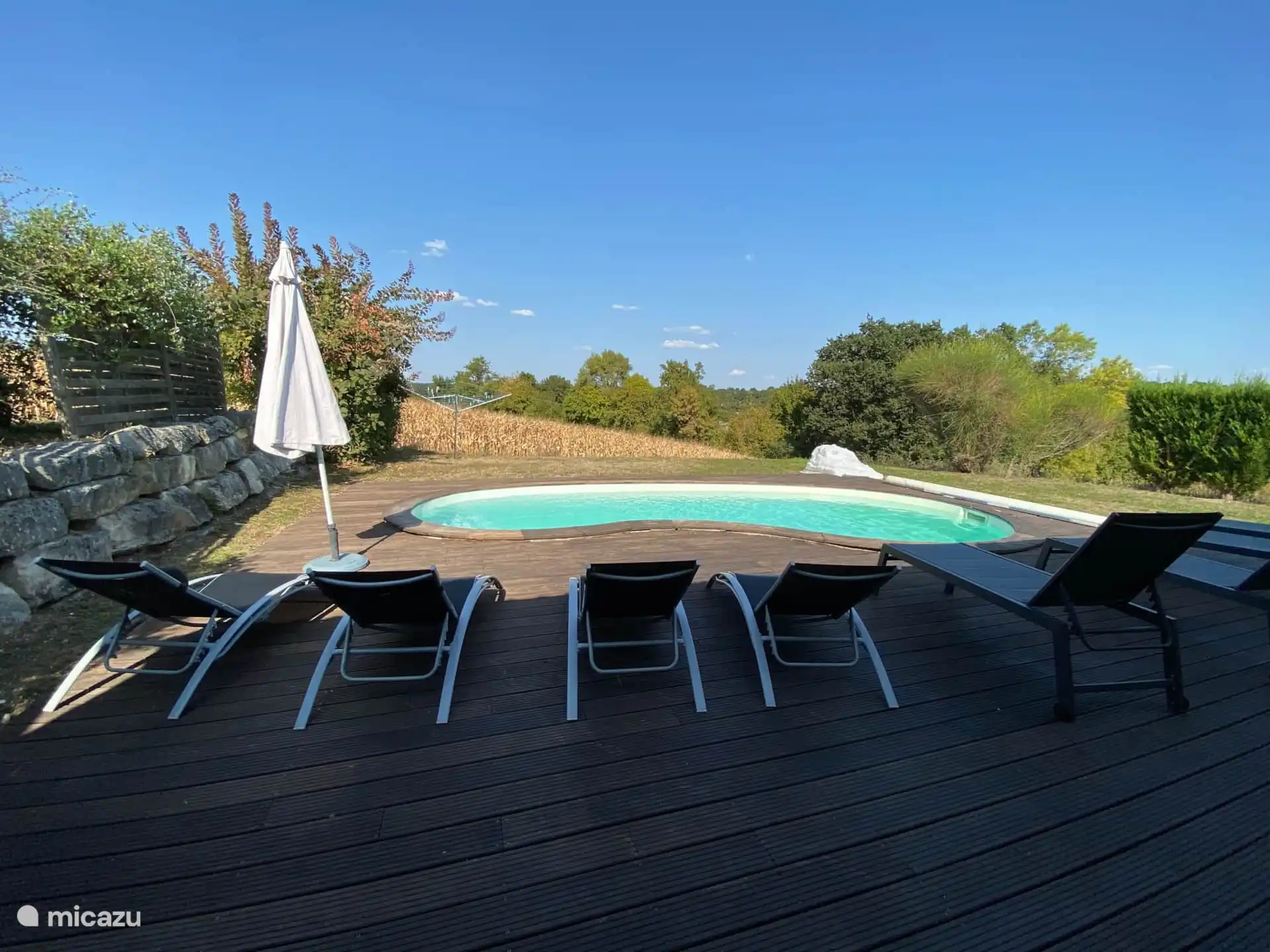 Beheizter Salzwasserpool (8mx4m) mit Alarmanlage. Geöffnet von Mai bis Oktober 