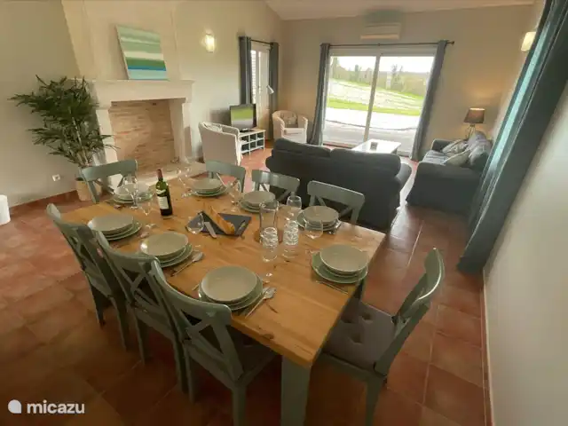 Location de Vacances France, Charente, Chalais (Charente), villa - Le Charme Coin salon/salle à manger/cuisine ouvert avec portes coulissantes donnant sur la terrasse en bois et le jardin