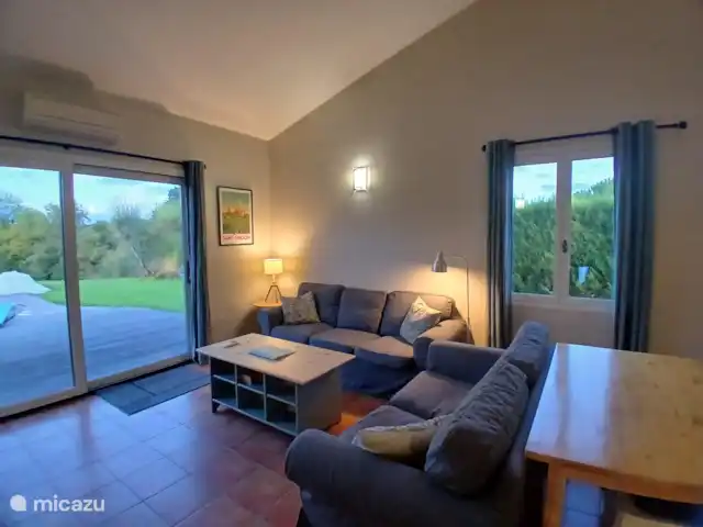 Location de Vacances France, Charente, Chalais (Charente), villa - Le Charme Espace de vie confortable avec vue sur la terrasse et la piscine