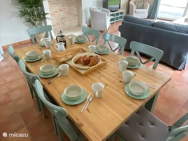 Location de Vacances France, Charente, Chalais (Charente), villa - Le Charme Prenez votre petit-déjeuner tous ensemble avant le début de la journée